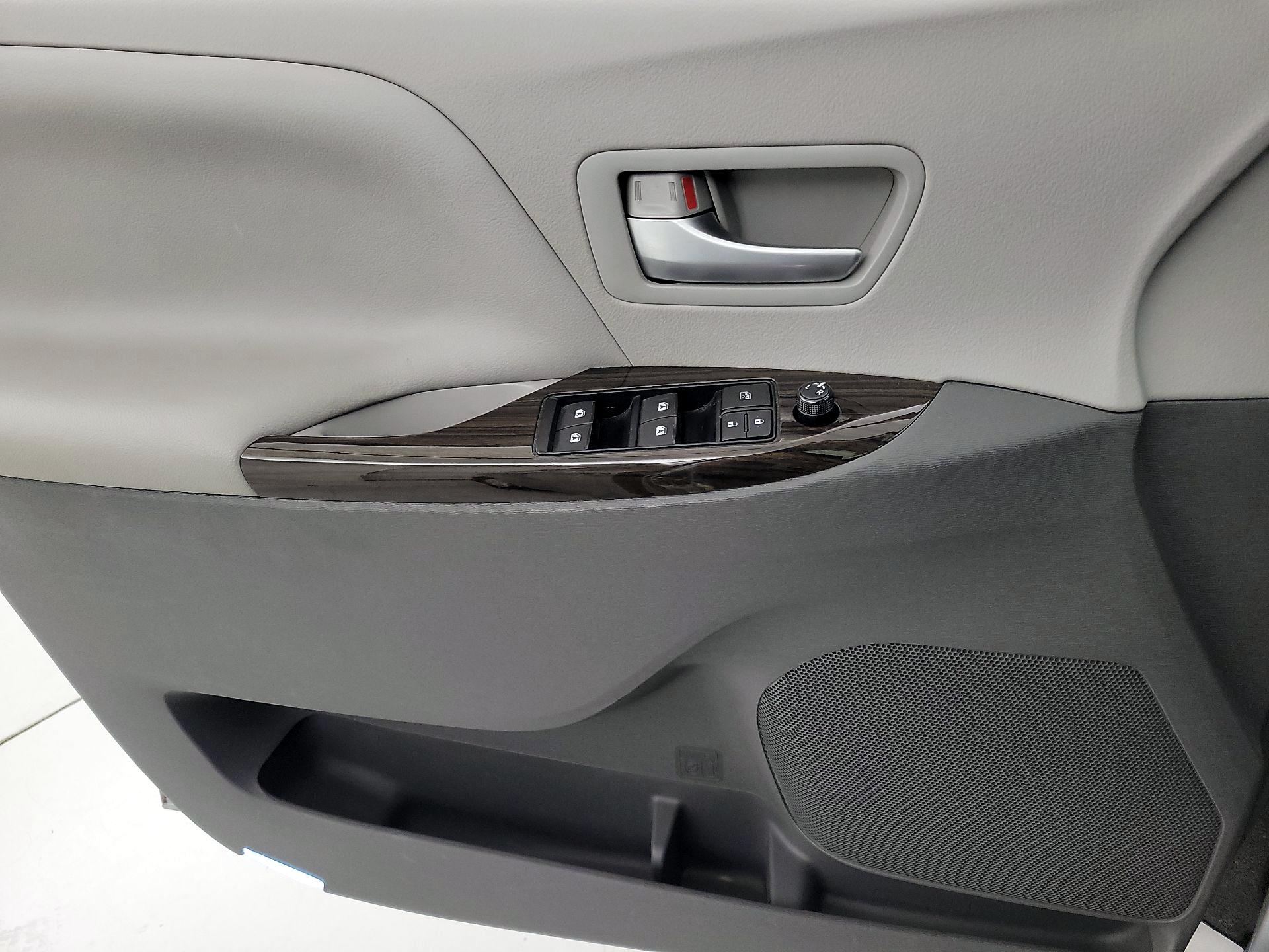 Thumbnail: 2016 Toyota Sienna - 12