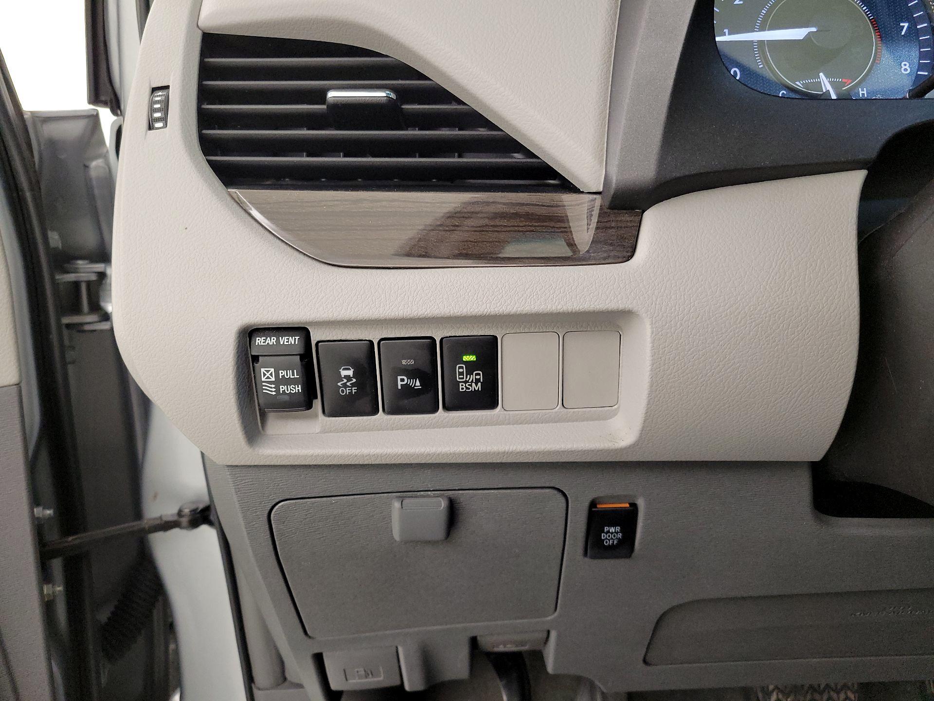Thumbnail: 2016 Toyota Sienna - 13