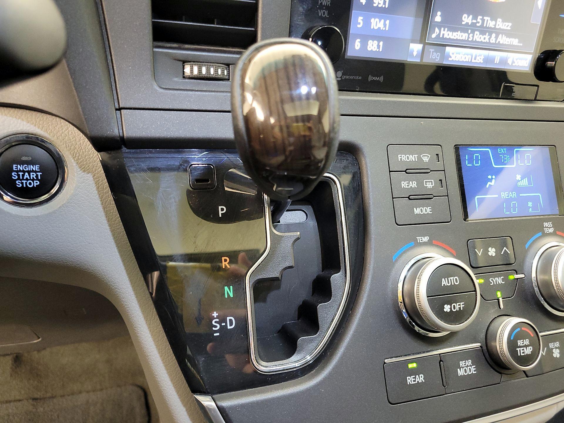 Thumbnail: 2016 Toyota Sienna - 17