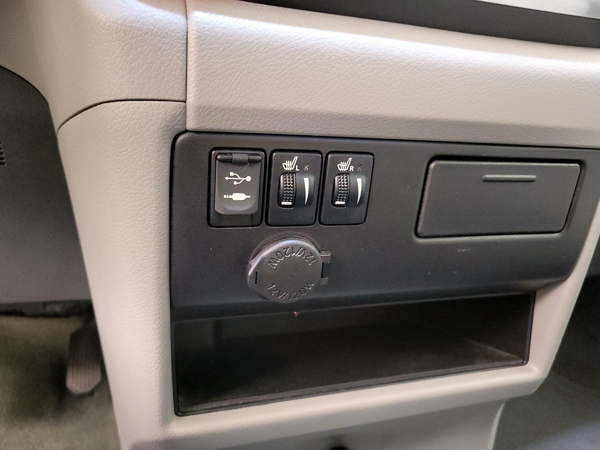 Thumbnail: 2016 Toyota Sienna - 18