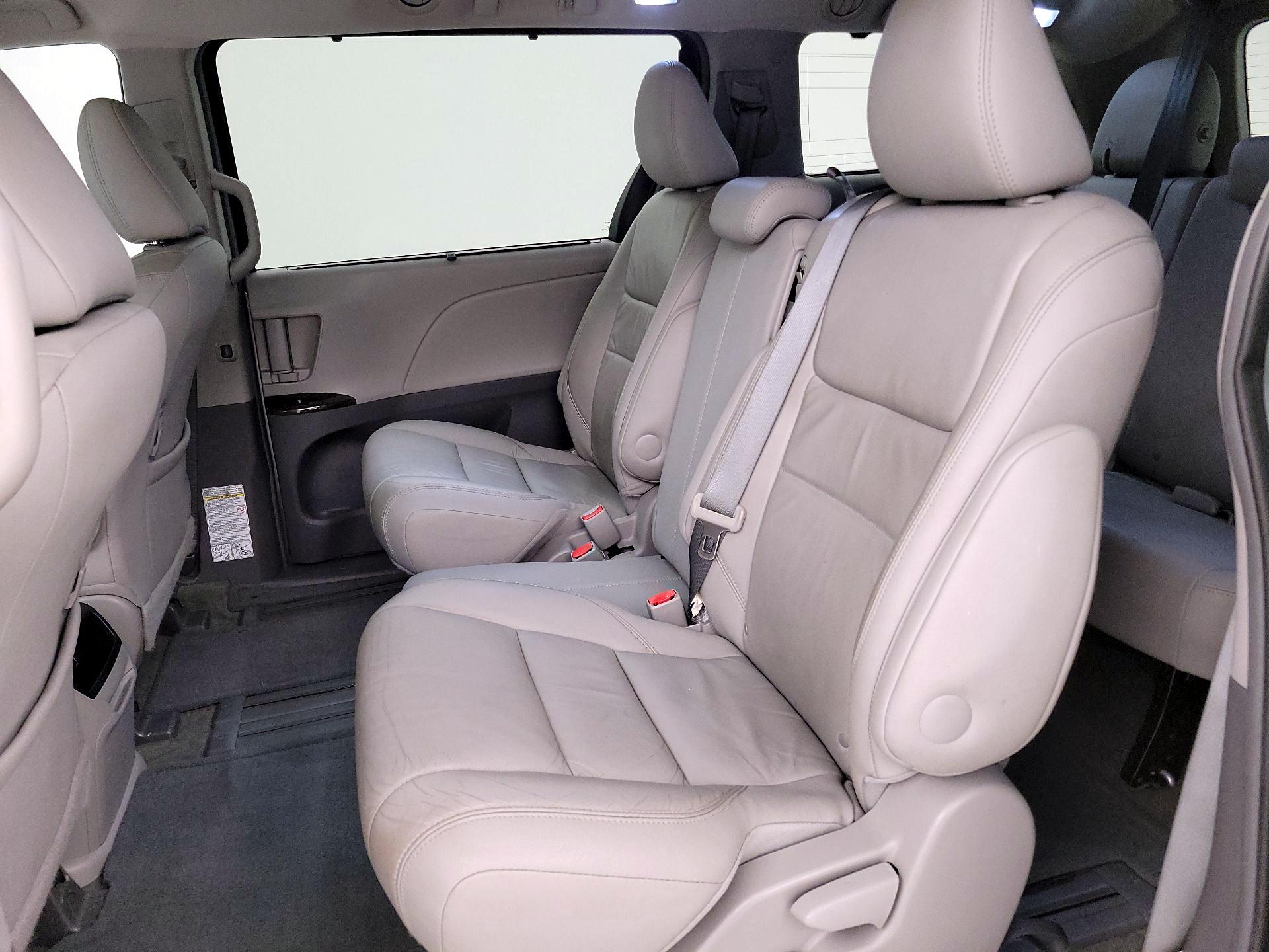 Thumbnail: 2016 Toyota Sienna - 20