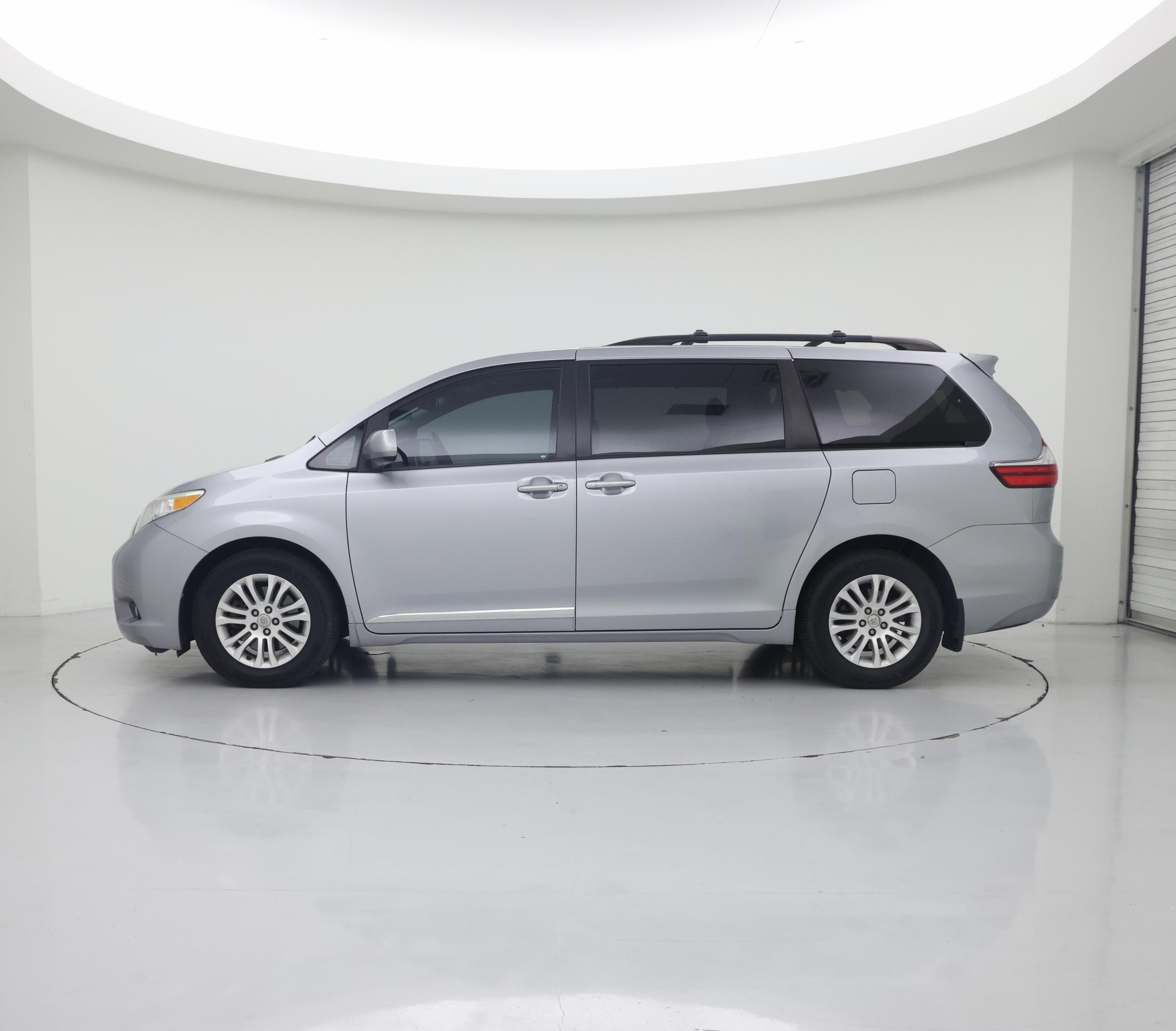 Thumbnail: 2016 Toyota Sienna - 3