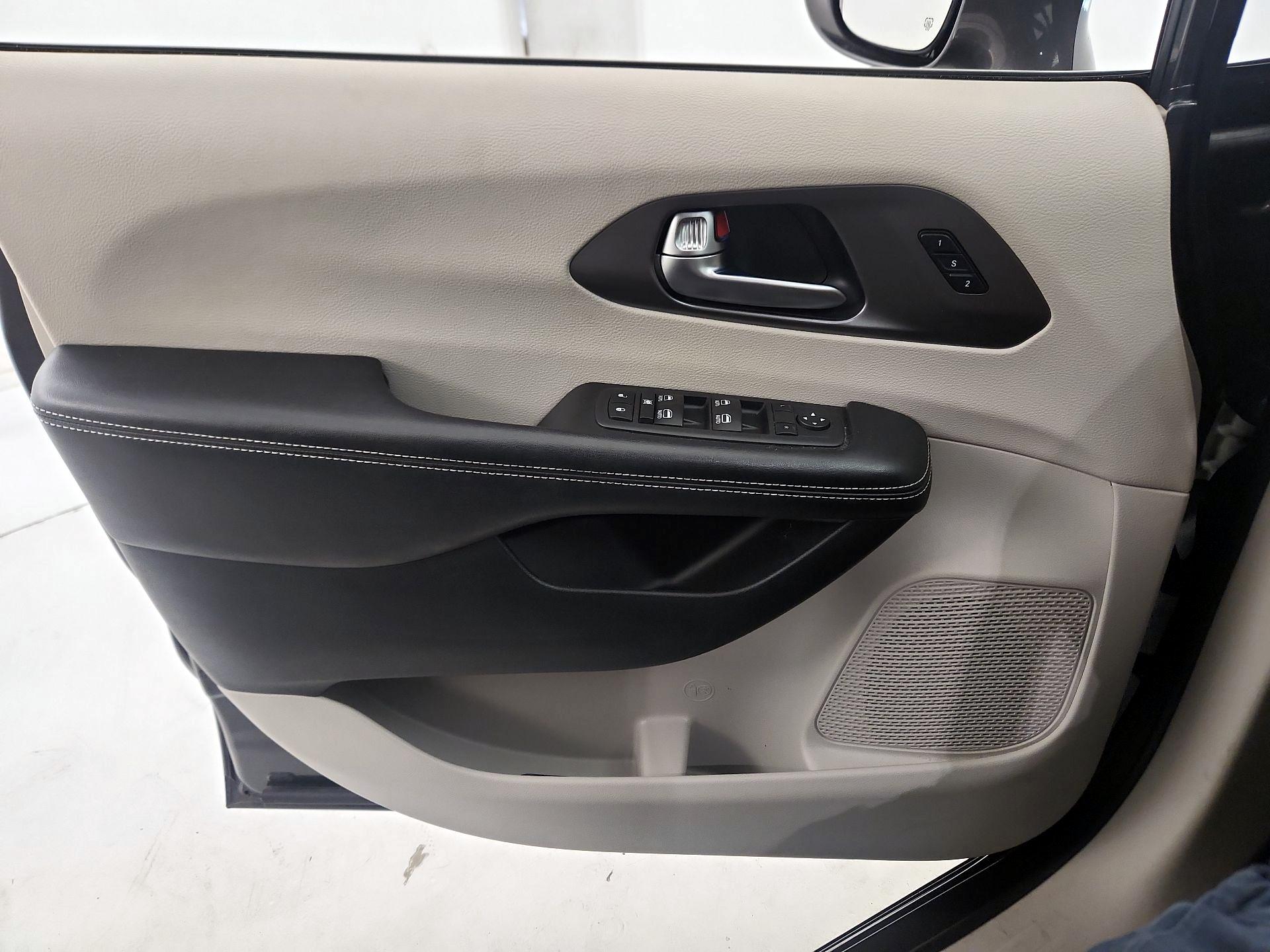 Thumbnail: 2022 Chrysler Pacifica - 12
