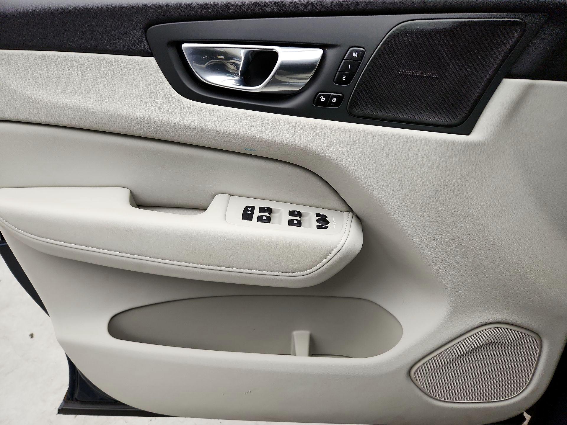 Thumbnail: 2022 Volvo XC60 - 12