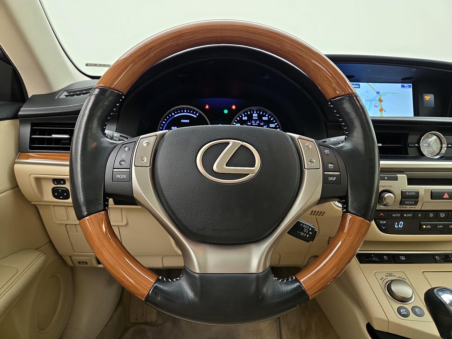 Thumbnail: 2015 Lexus ES - 10