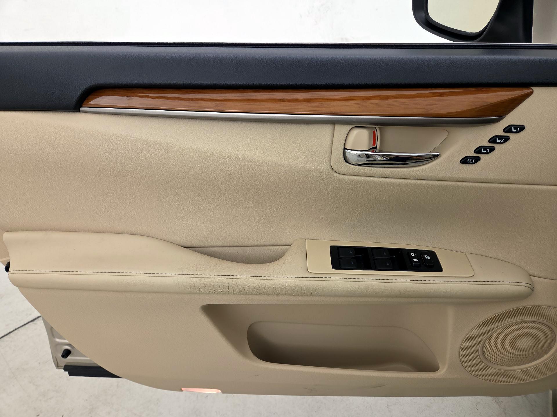 Thumbnail: 2015 Lexus ES - 12