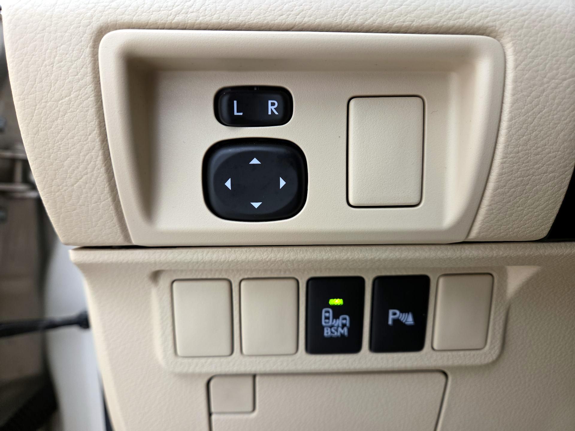 Thumbnail: 2015 Lexus ES - 13