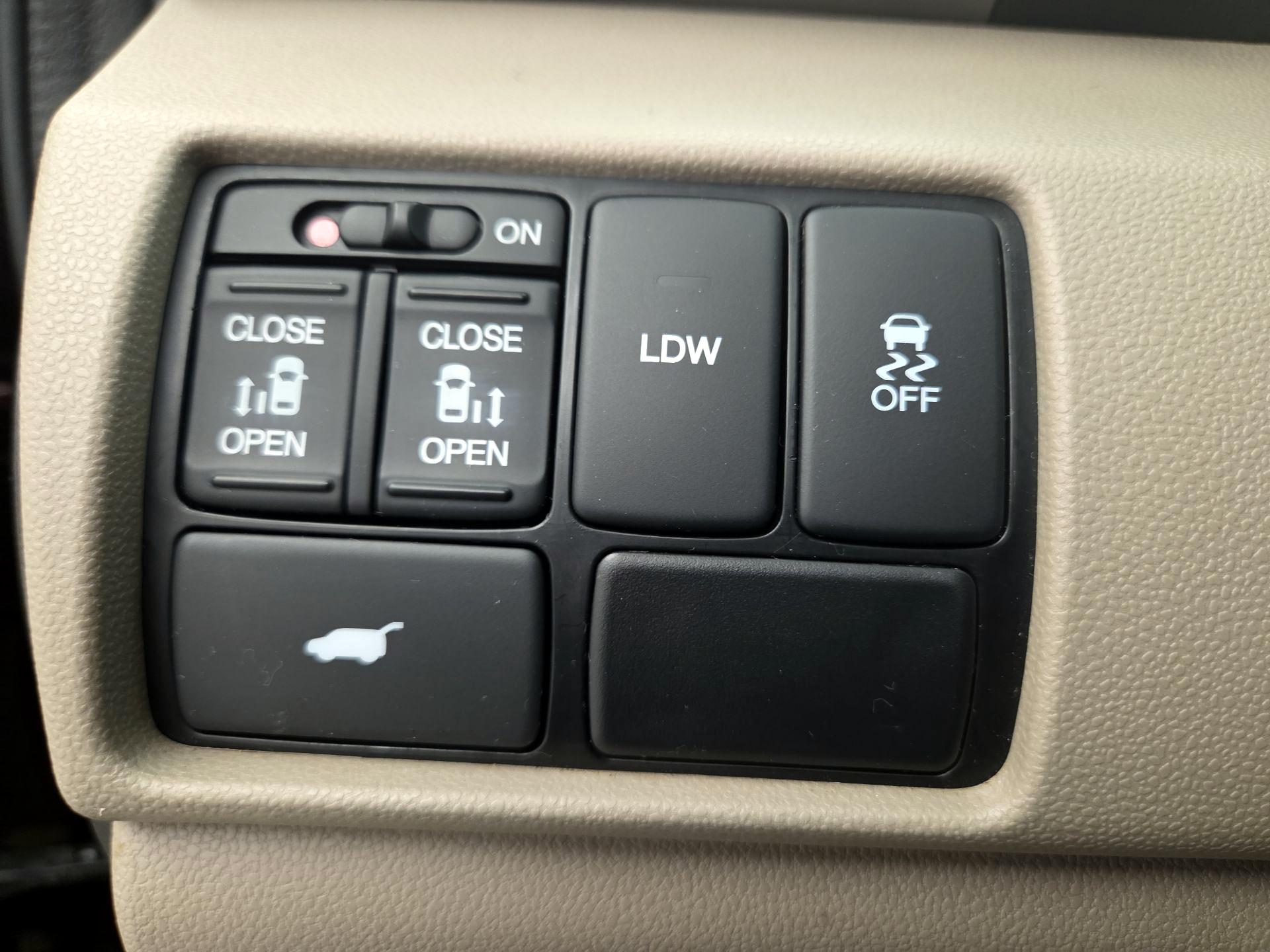 Thumbnail: 2016 Honda Odyssey - 13
