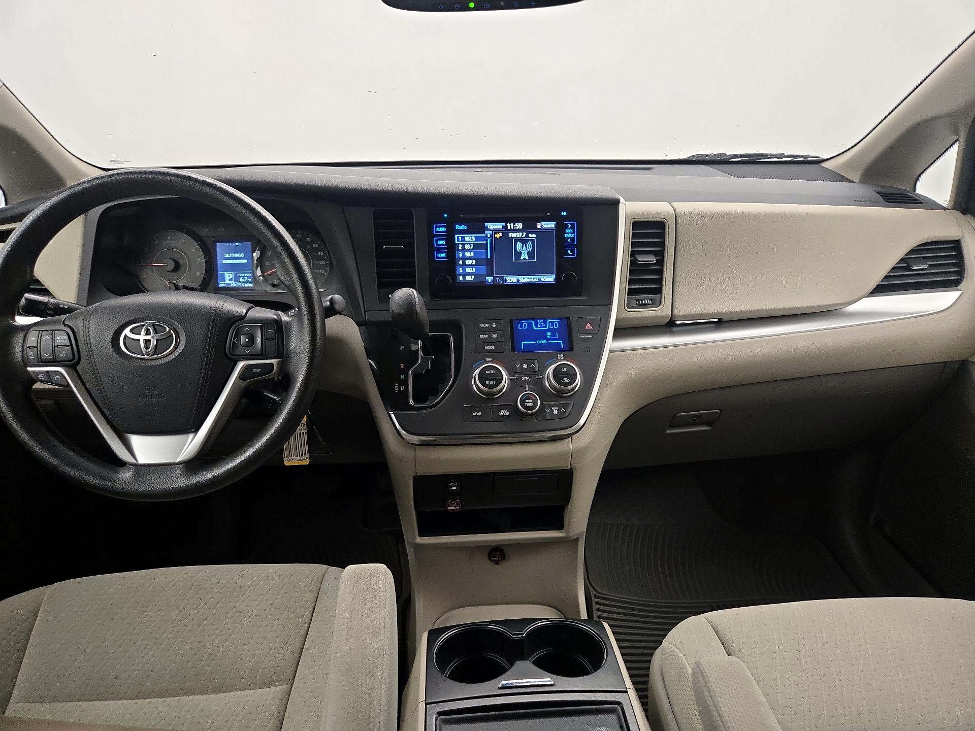 Thumbnail: 2015 Toyota Sienna - 9