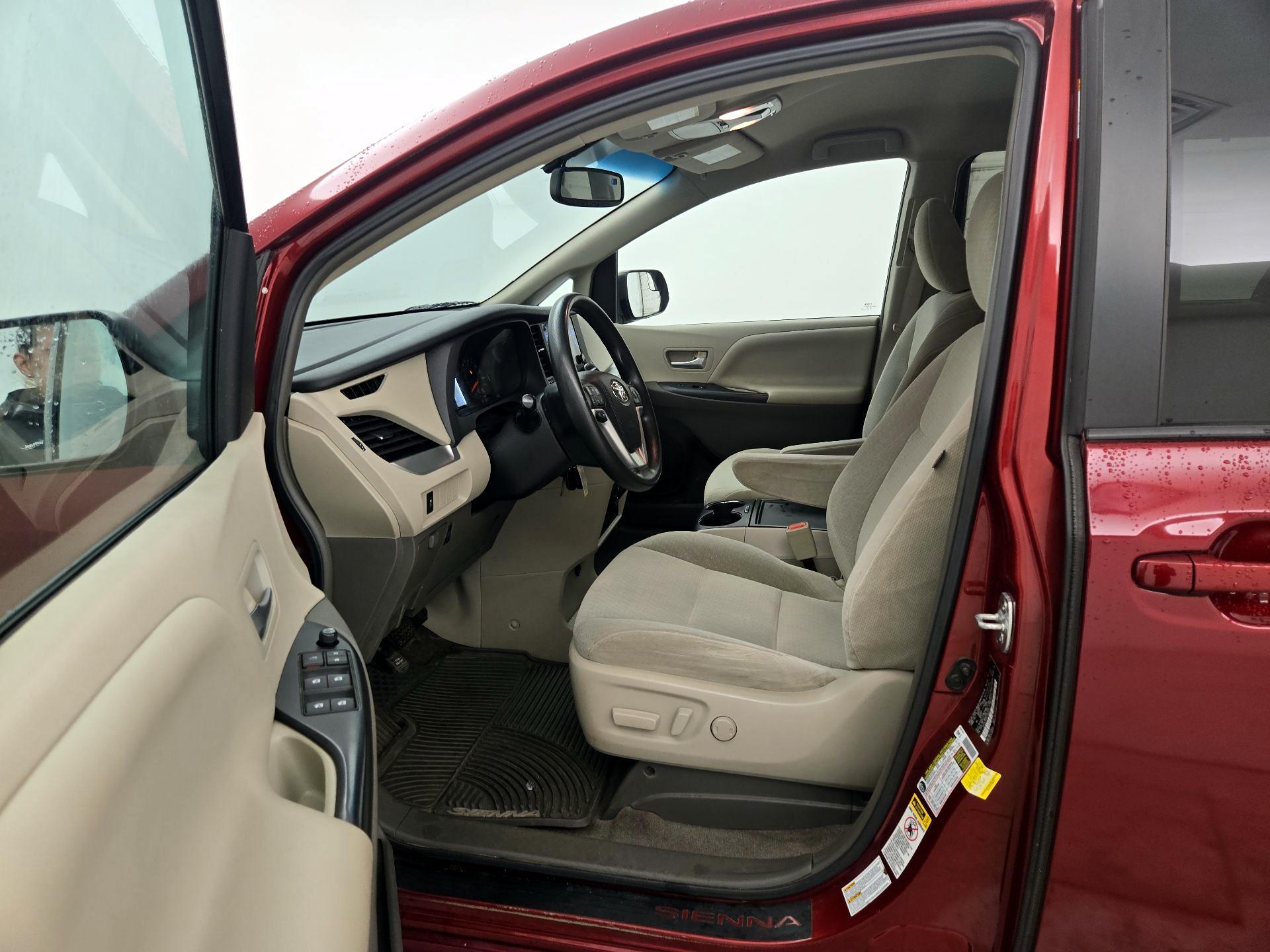 Thumbnail: 2015 Toyota Sienna - 11