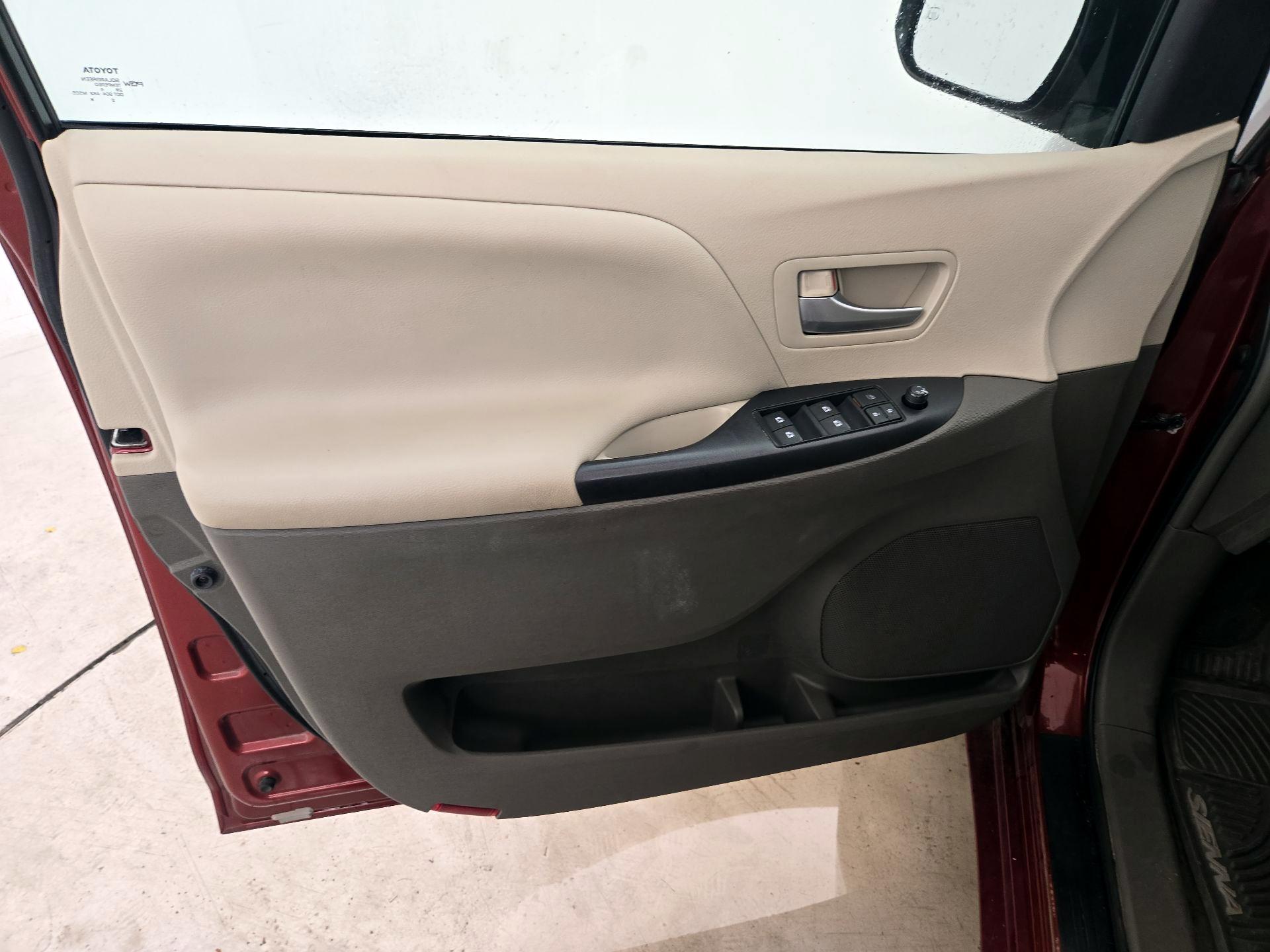 Thumbnail: 2015 Toyota Sienna - 12