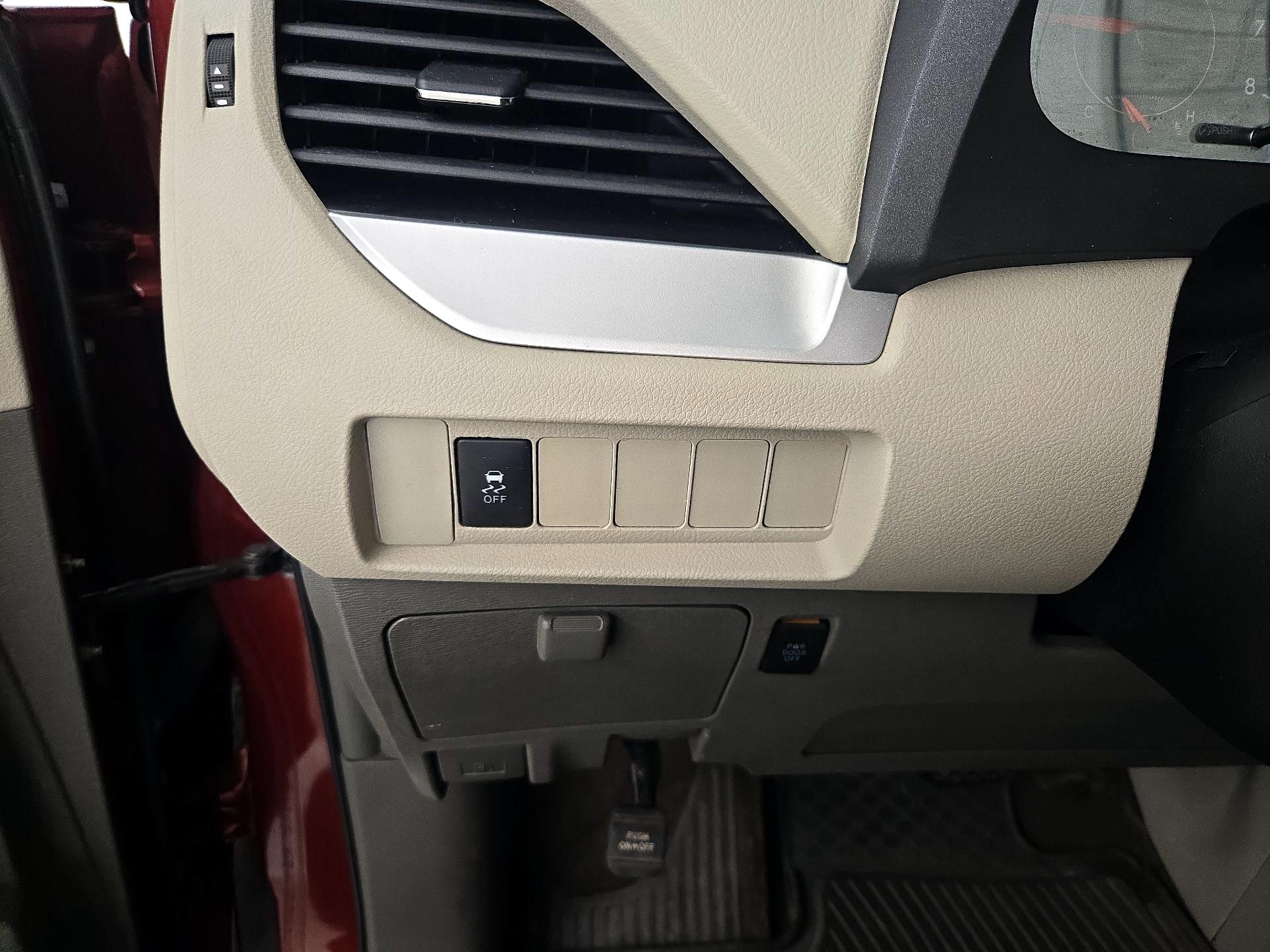 Thumbnail: 2015 Toyota Sienna - 13