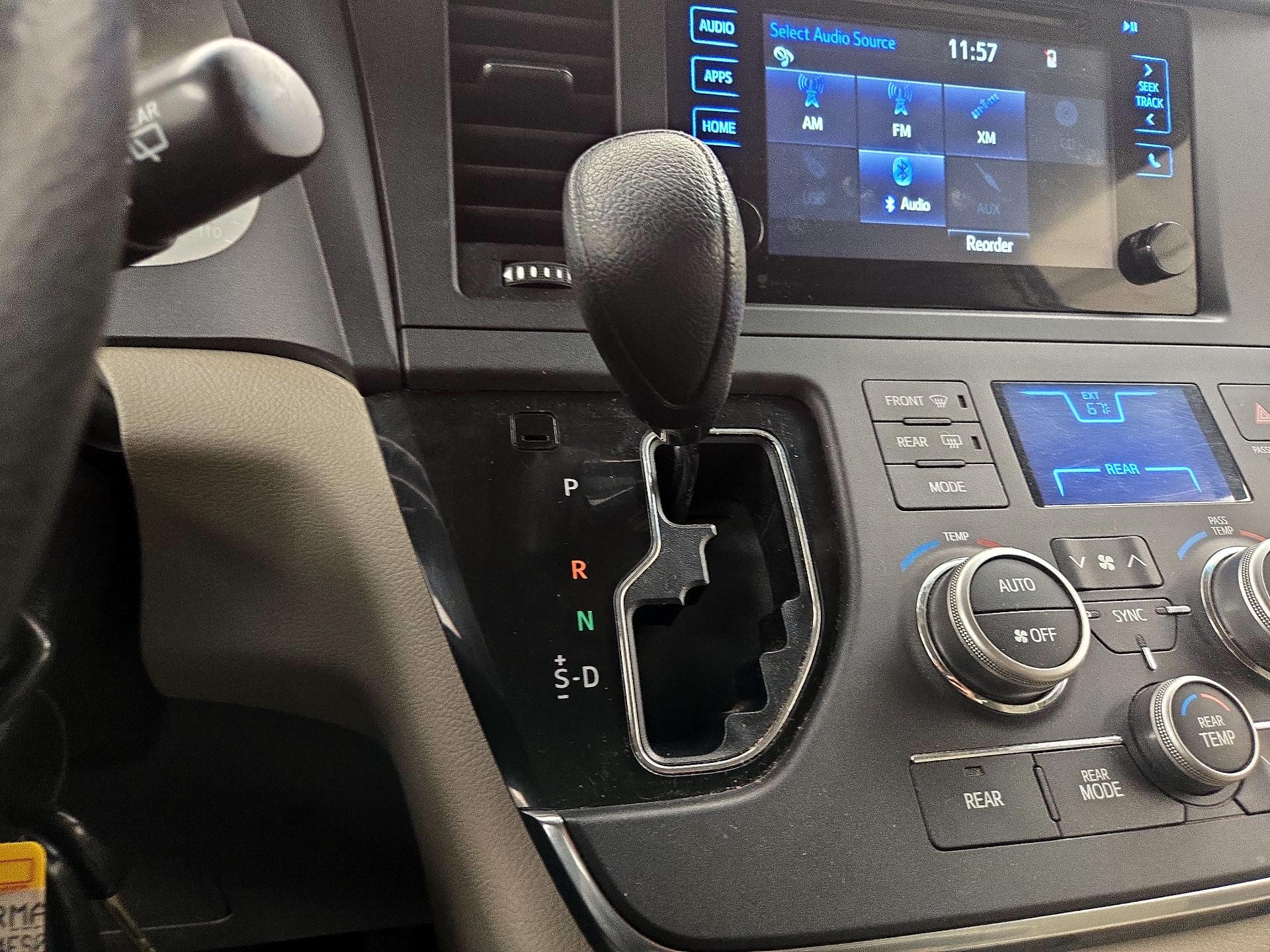 Thumbnail: 2015 Toyota Sienna - 17