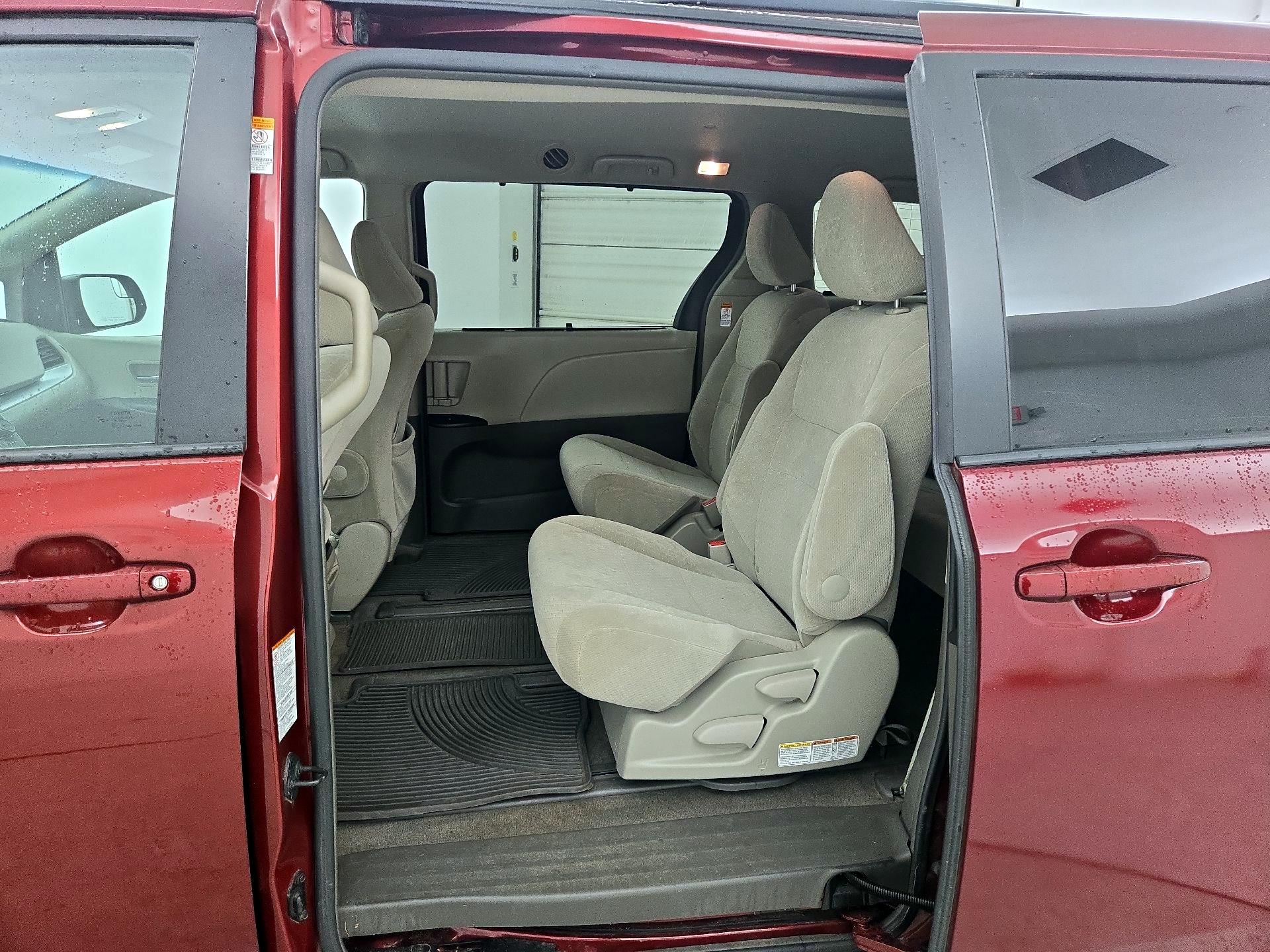 Thumbnail: 2015 Toyota Sienna - 19