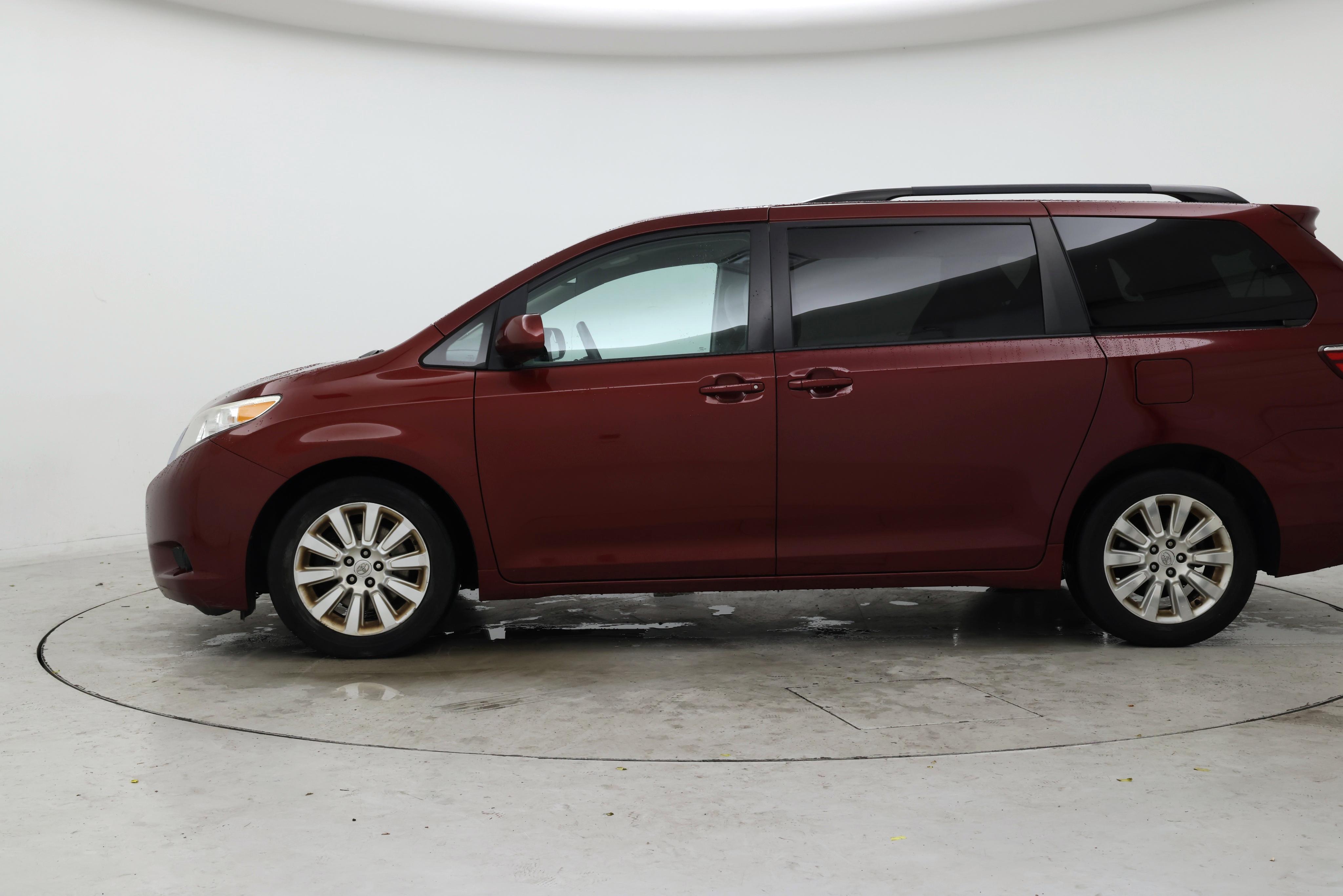 Thumbnail: 2015 Toyota Sienna - 3