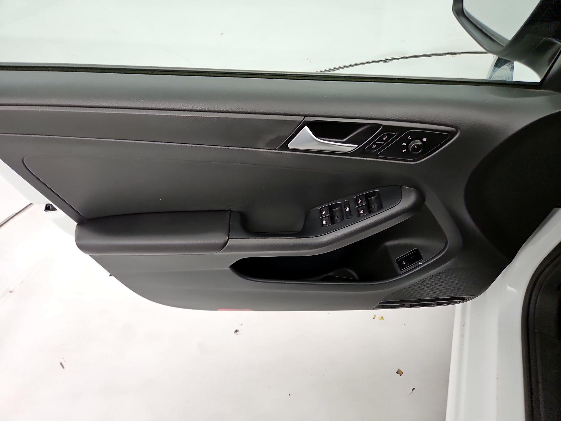 Thumbnail: 2015 Volkswagen Jetta - 12