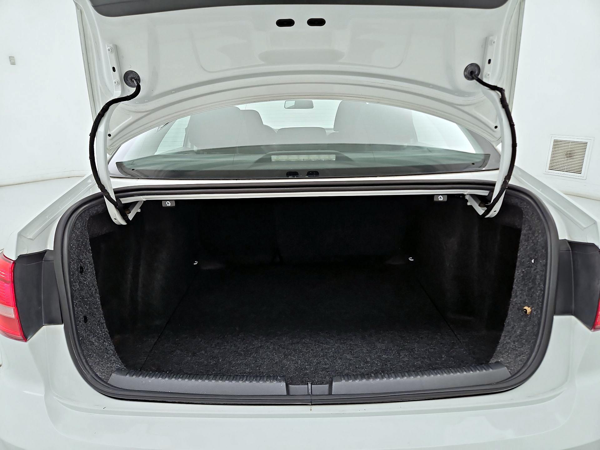 Thumbnail: 2015 Volkswagen Jetta - 20