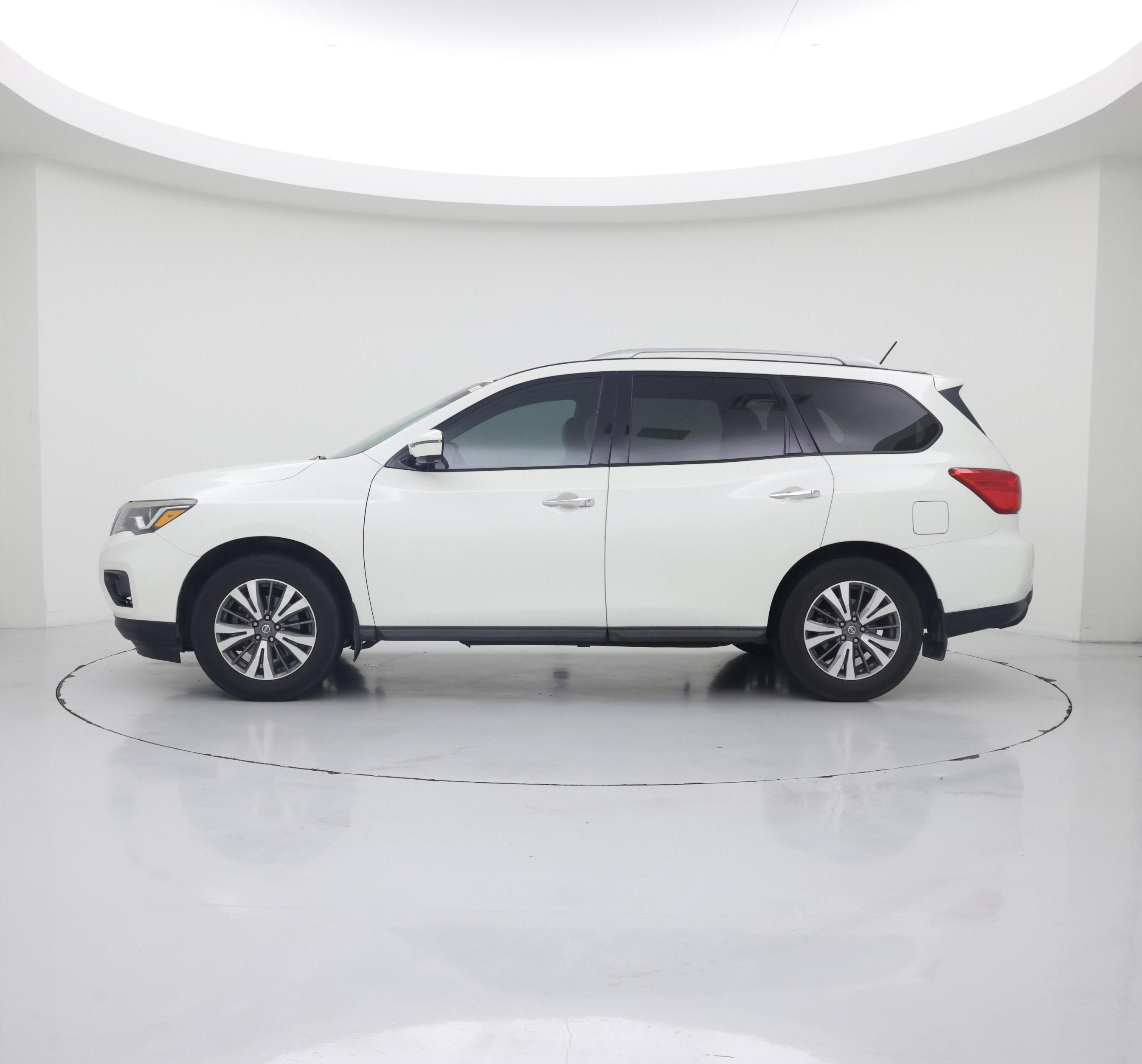 Thumbnail: 2017 Nissan Pathfinder - 3