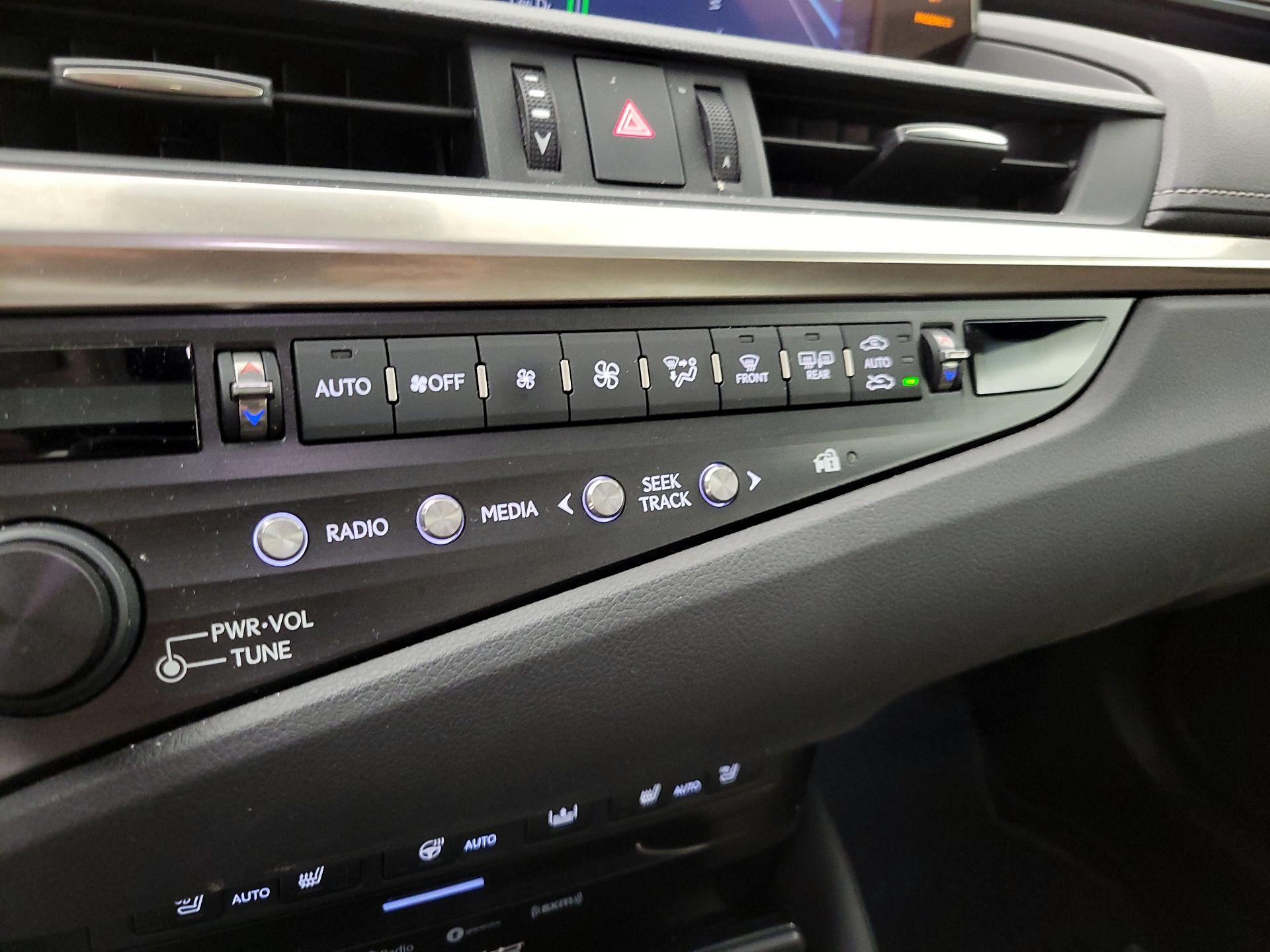 Thumbnail: 2019 Lexus ES - 17