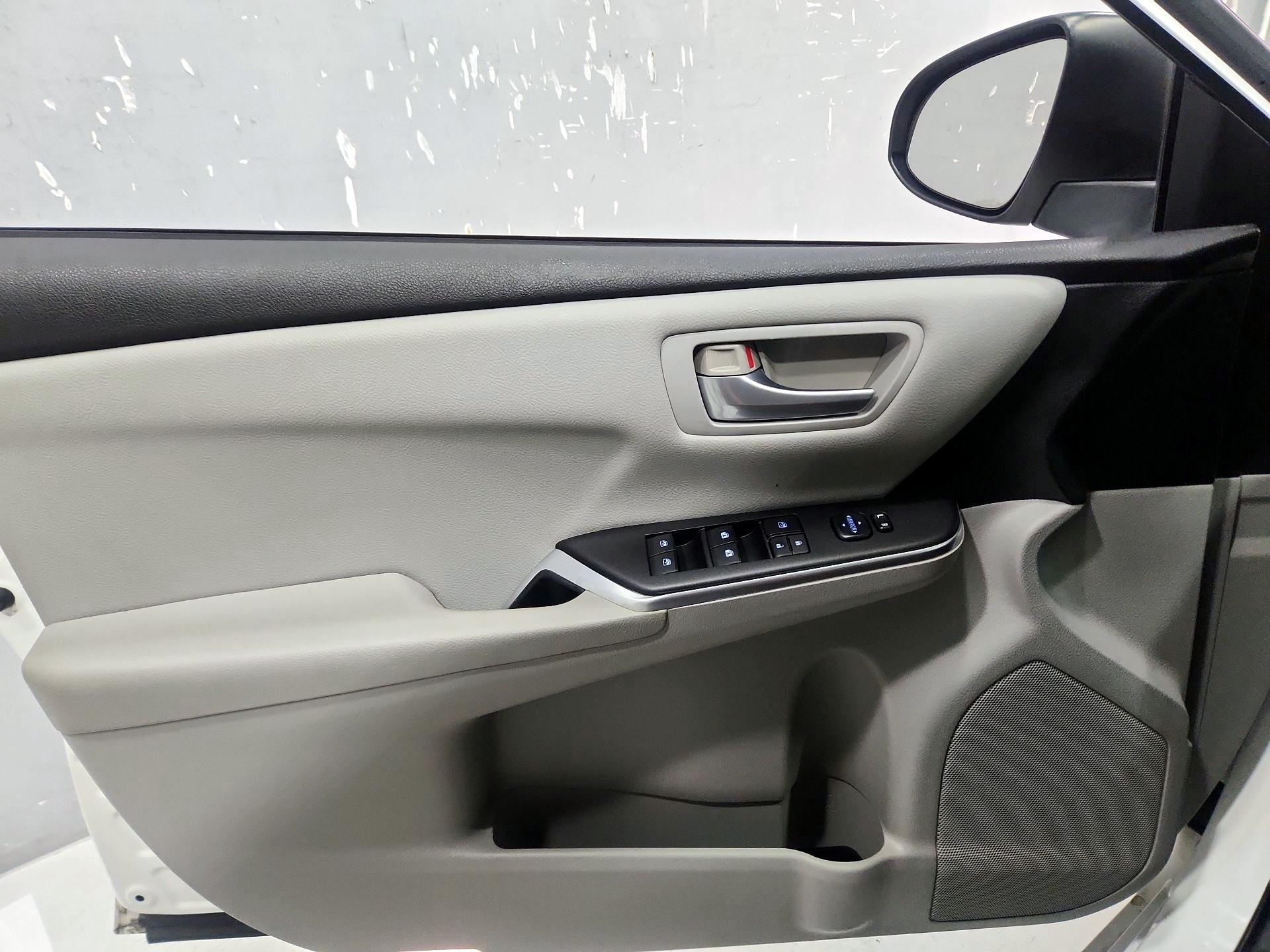 Thumbnail: 2016 Toyota Camry - 12