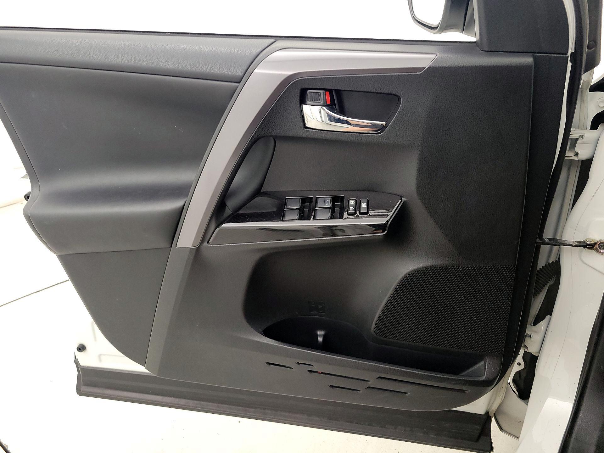 Thumbnail: 2016 Toyota RAV4 - 12