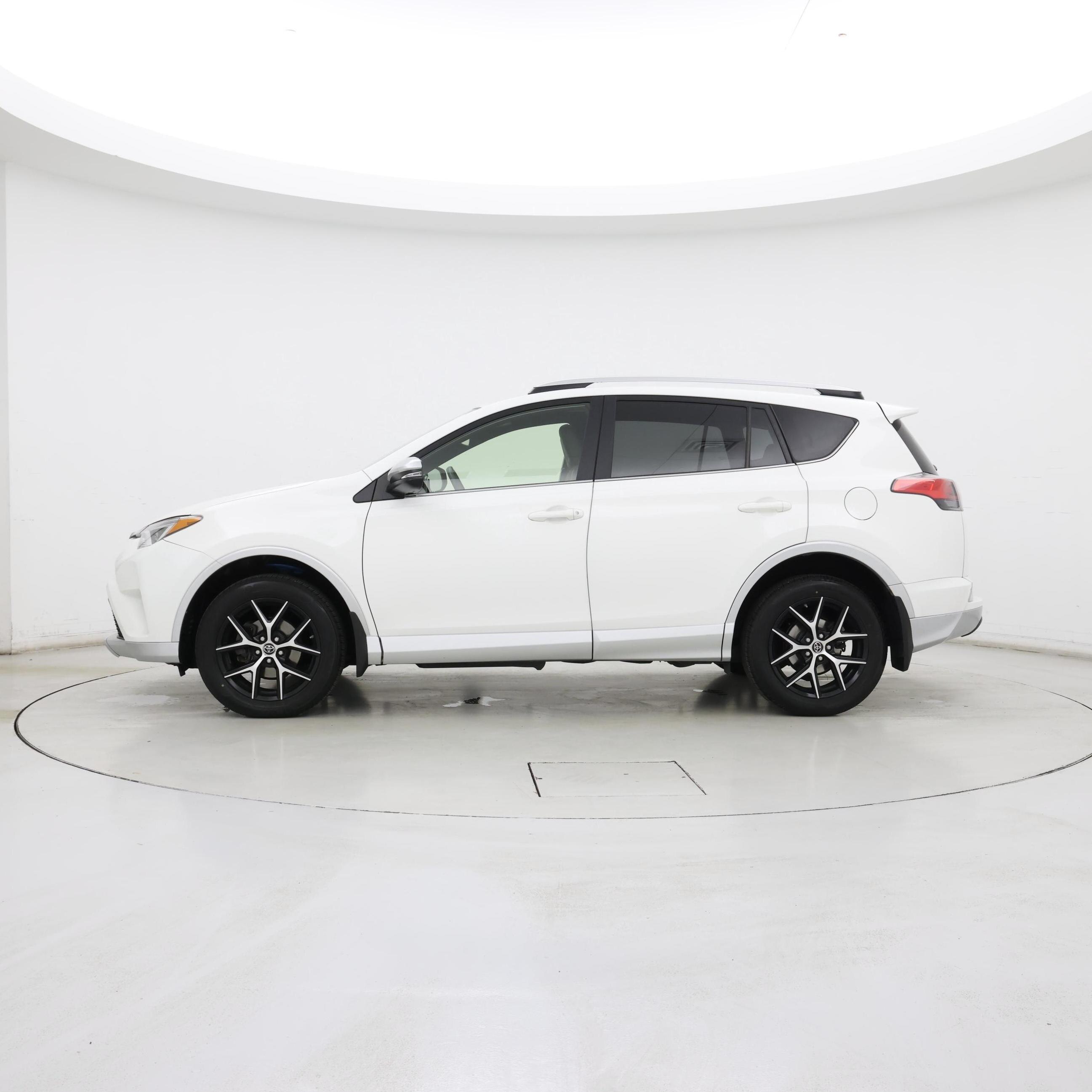 Thumbnail: 2016 Toyota RAV4 - 3