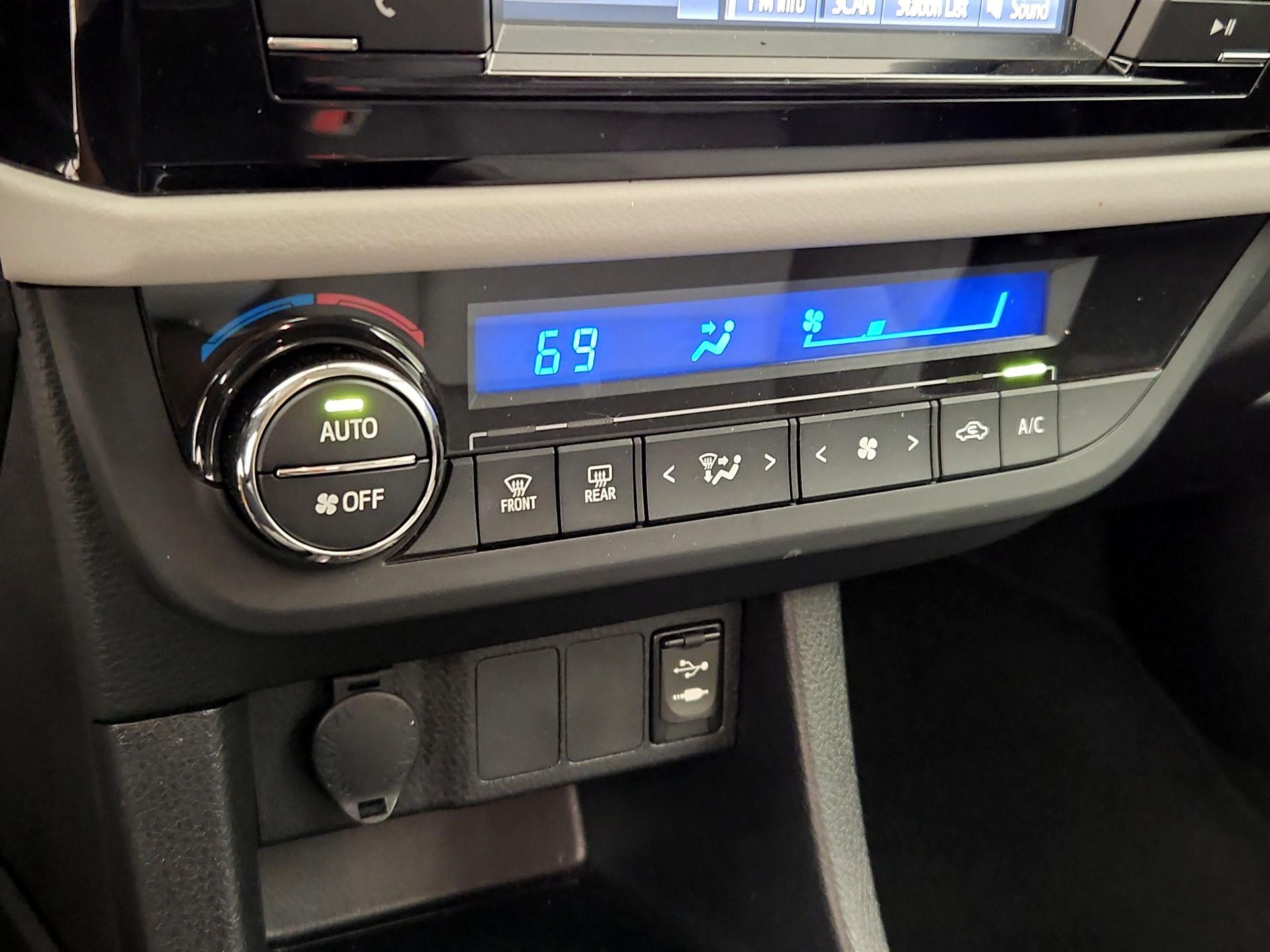 Thumbnail: 2015 Toyota Corolla - 16