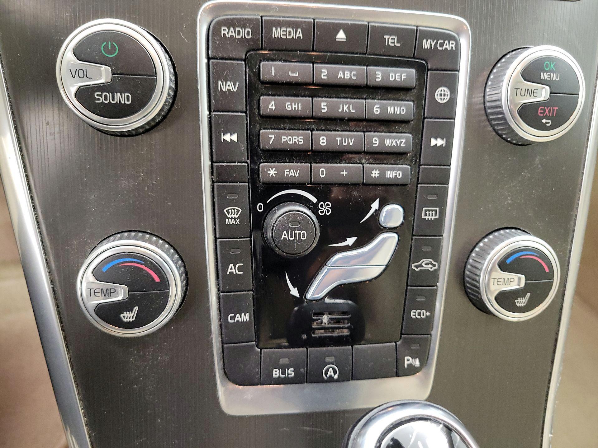Thumbnail: 2015 Volvo XC60 - 14