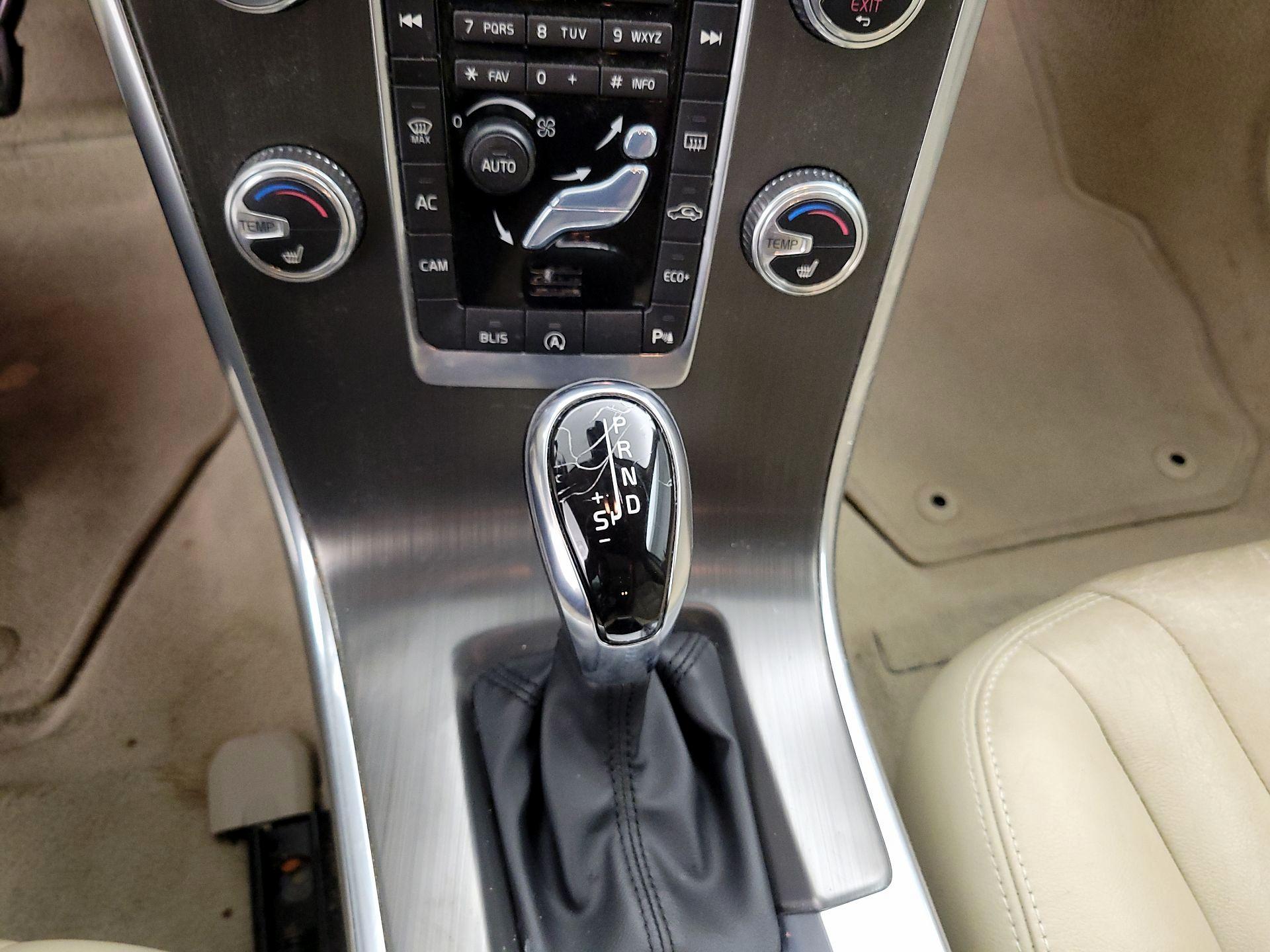 Thumbnail: 2015 Volvo XC60 - 15