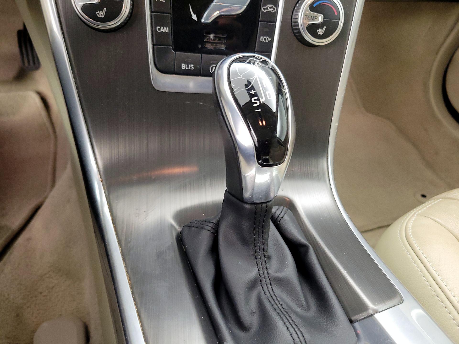 Thumbnail: 2015 Volvo XC60 - 16