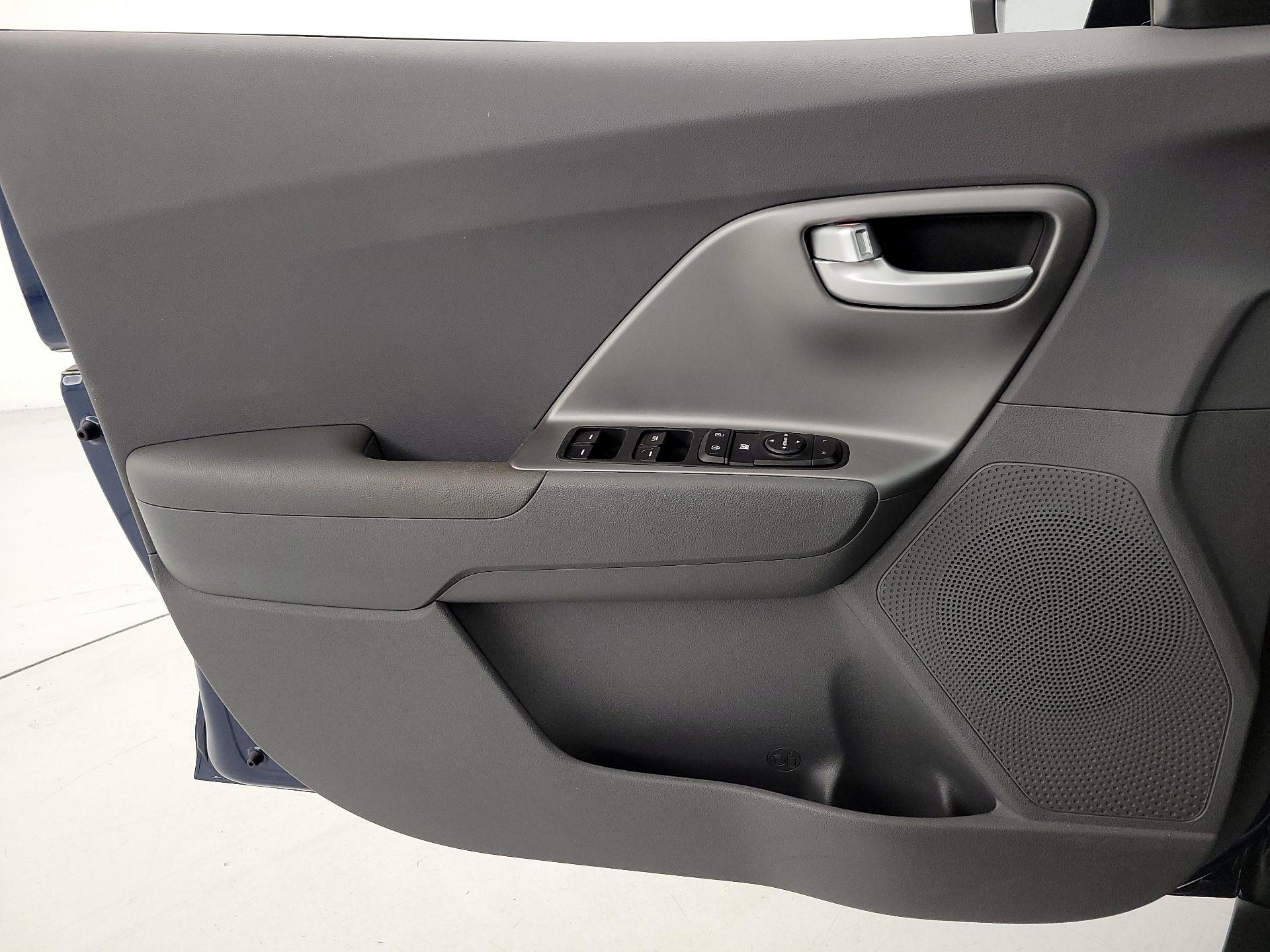 Thumbnail: 2020 Kia Niro - 12