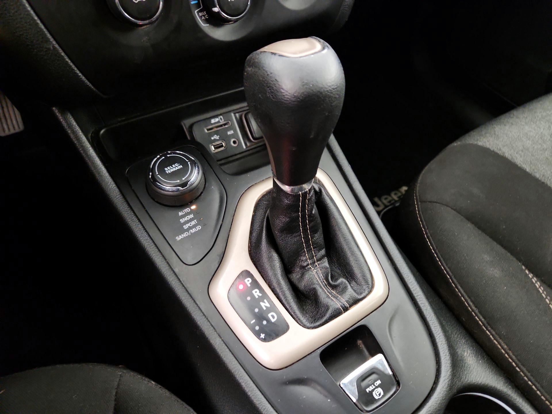Thumbnail: 2017 Jeep Cherokee - 16