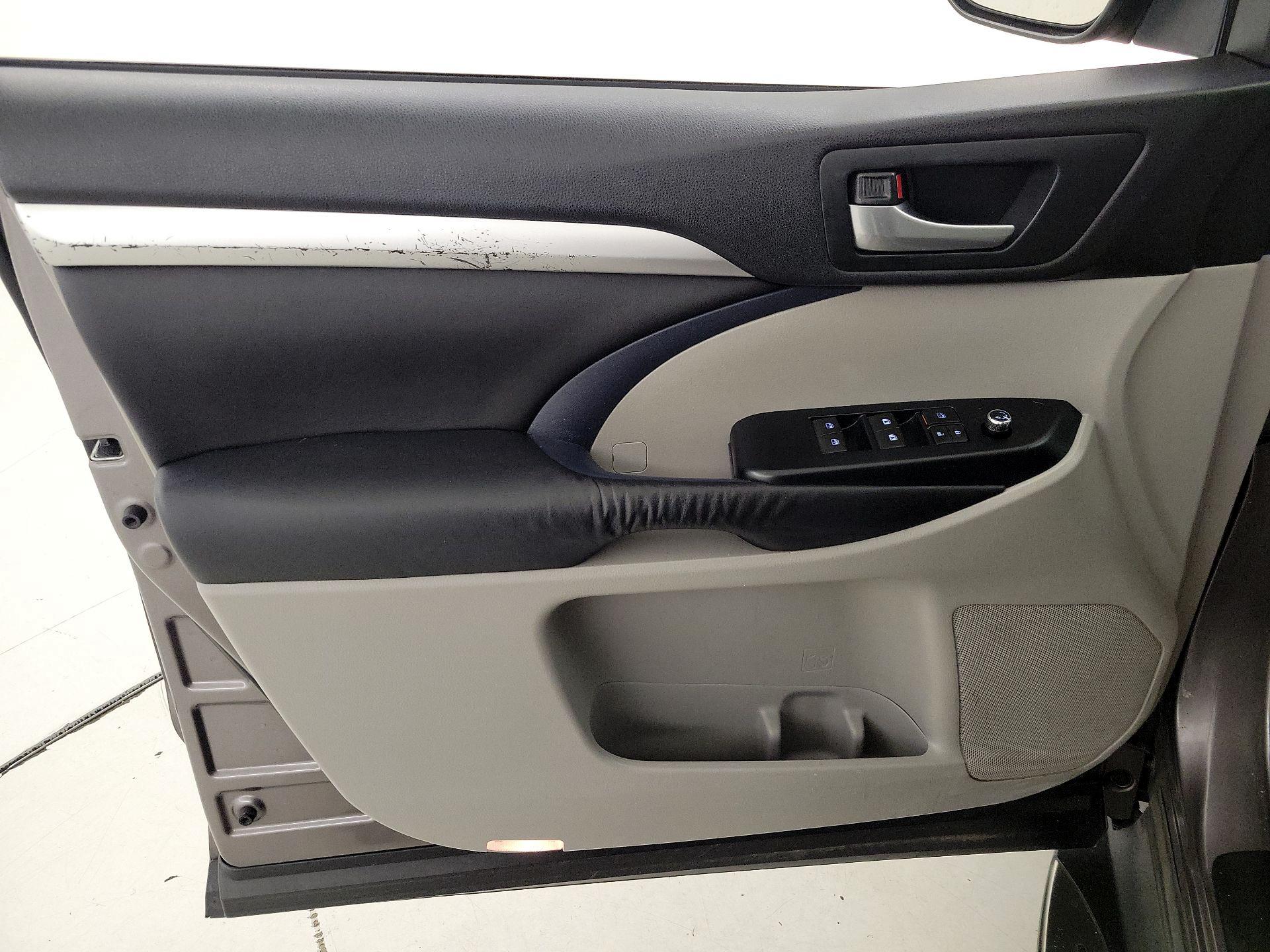 Thumbnail: 2016 Toyota Highlander - 12