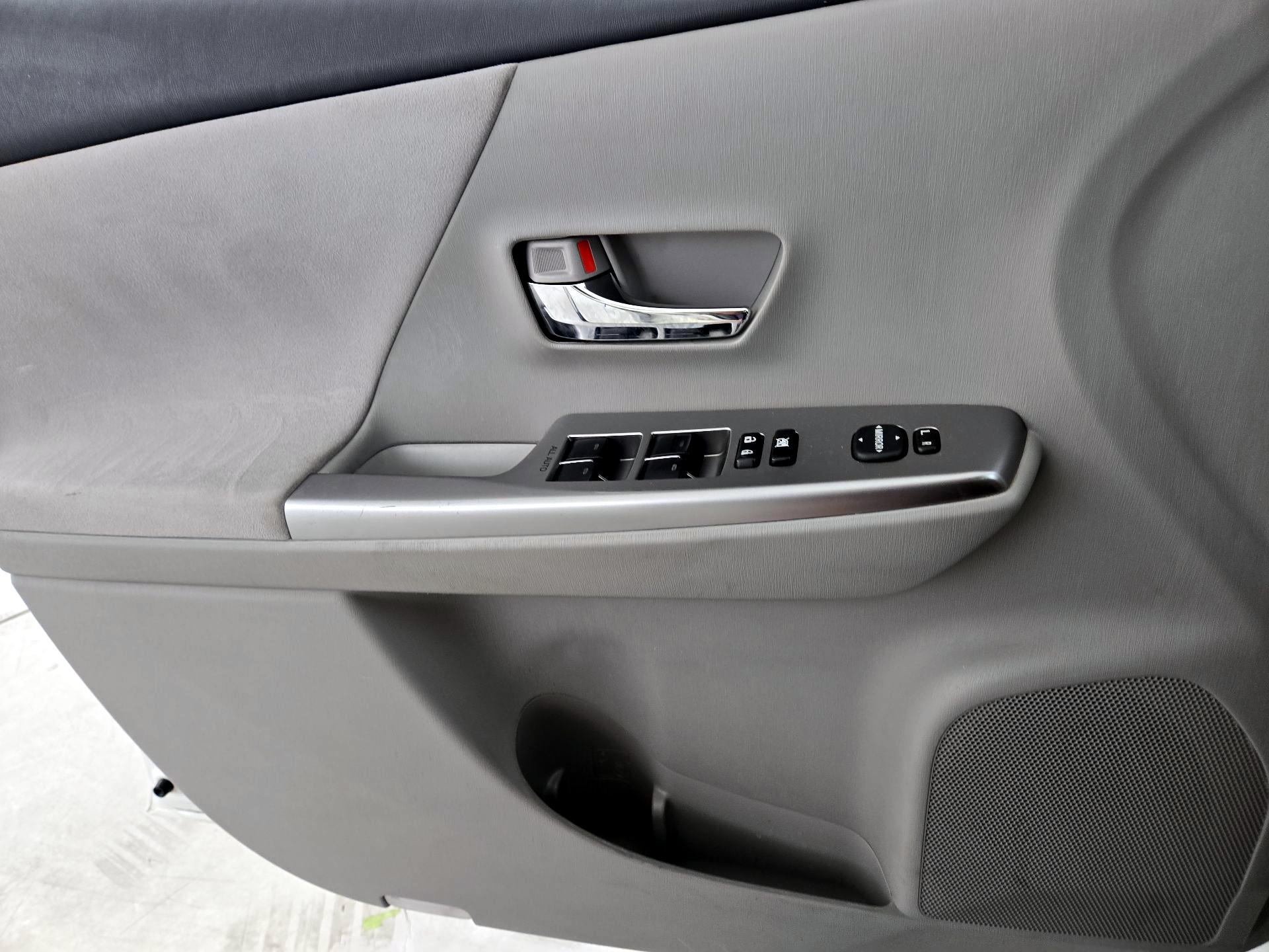 Thumbnail: 2015 Toyota Prius v - 12