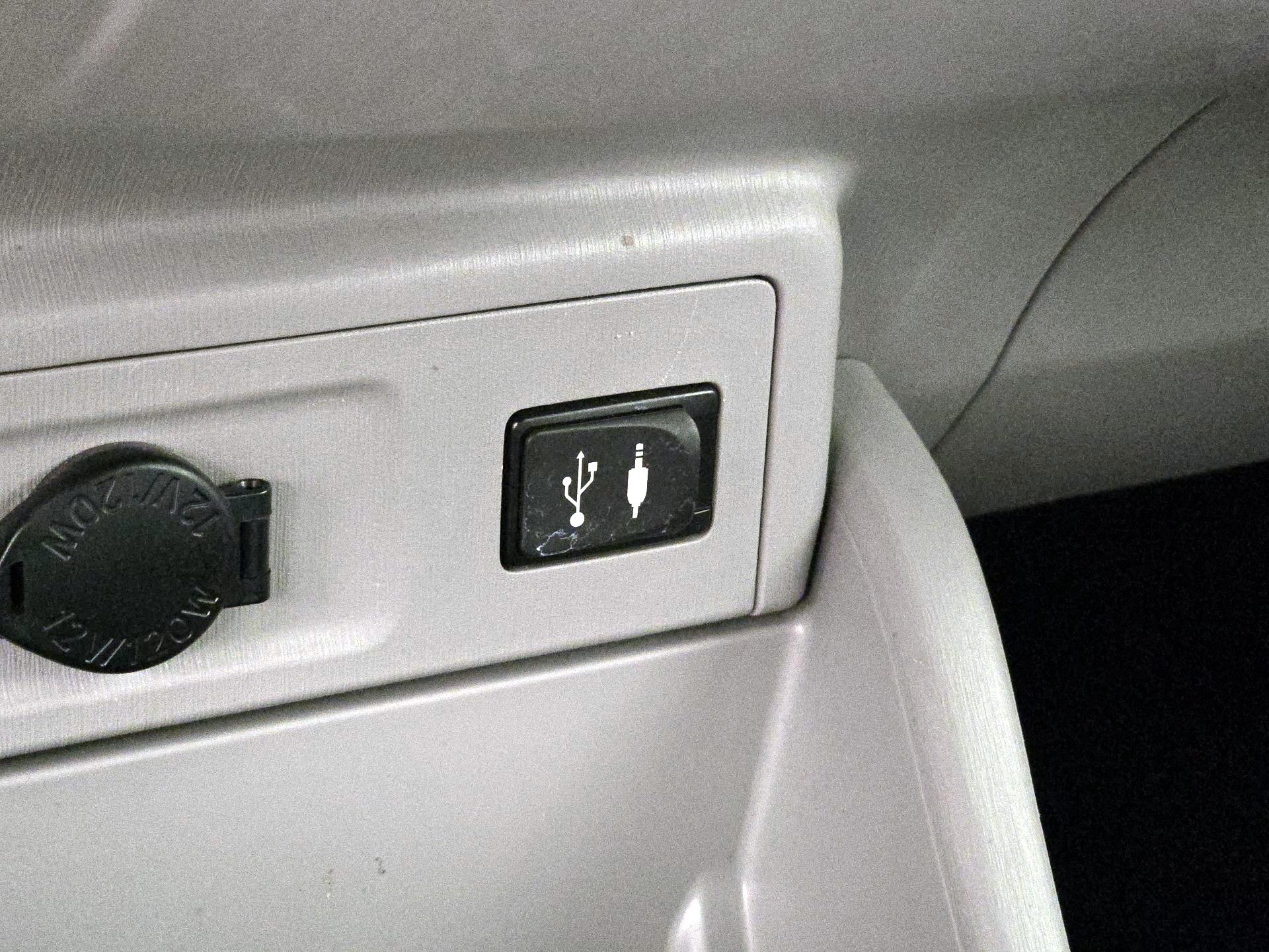 Thumbnail: 2015 Toyota Prius v - 18