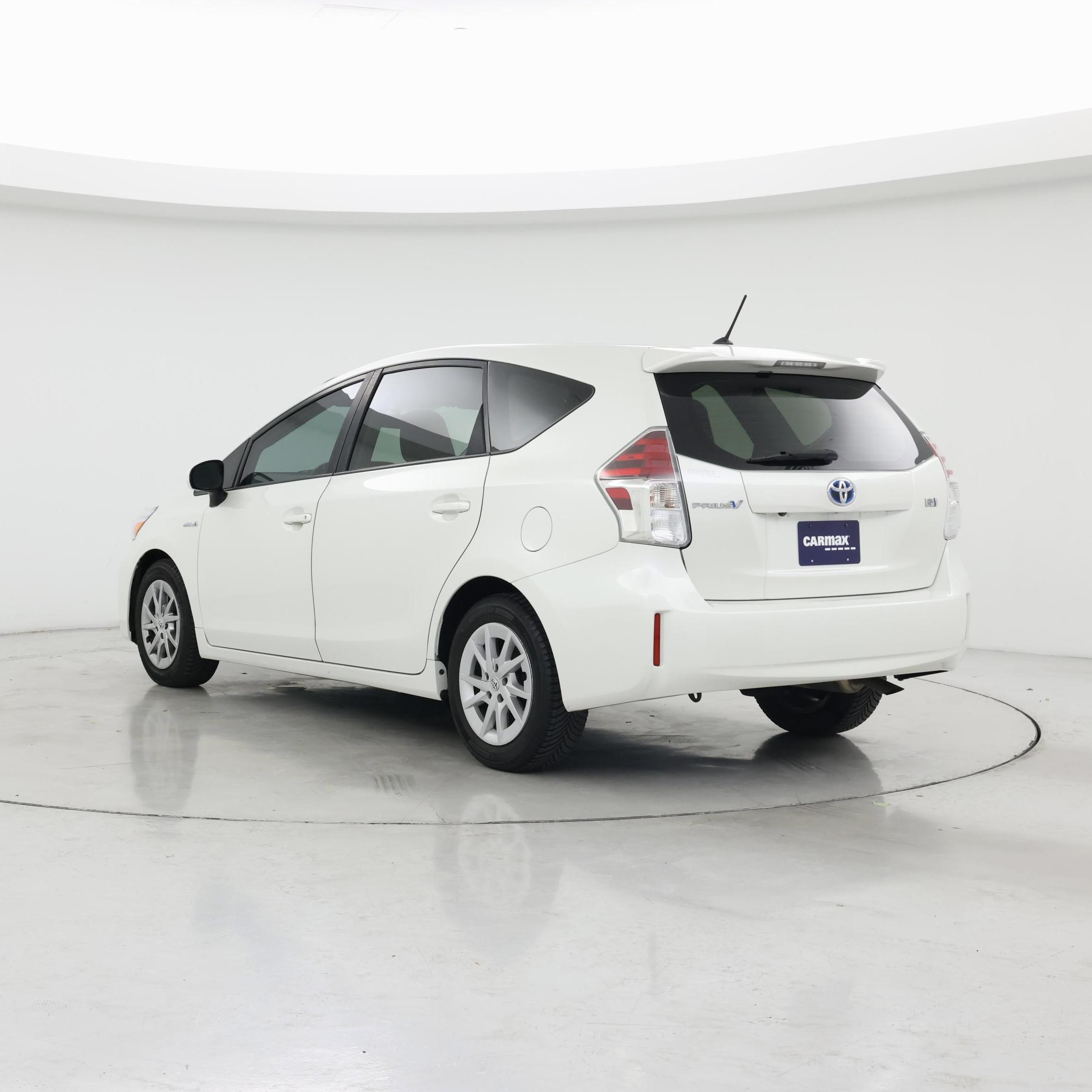 Thumbnail: 2015 Toyota Prius v - 2