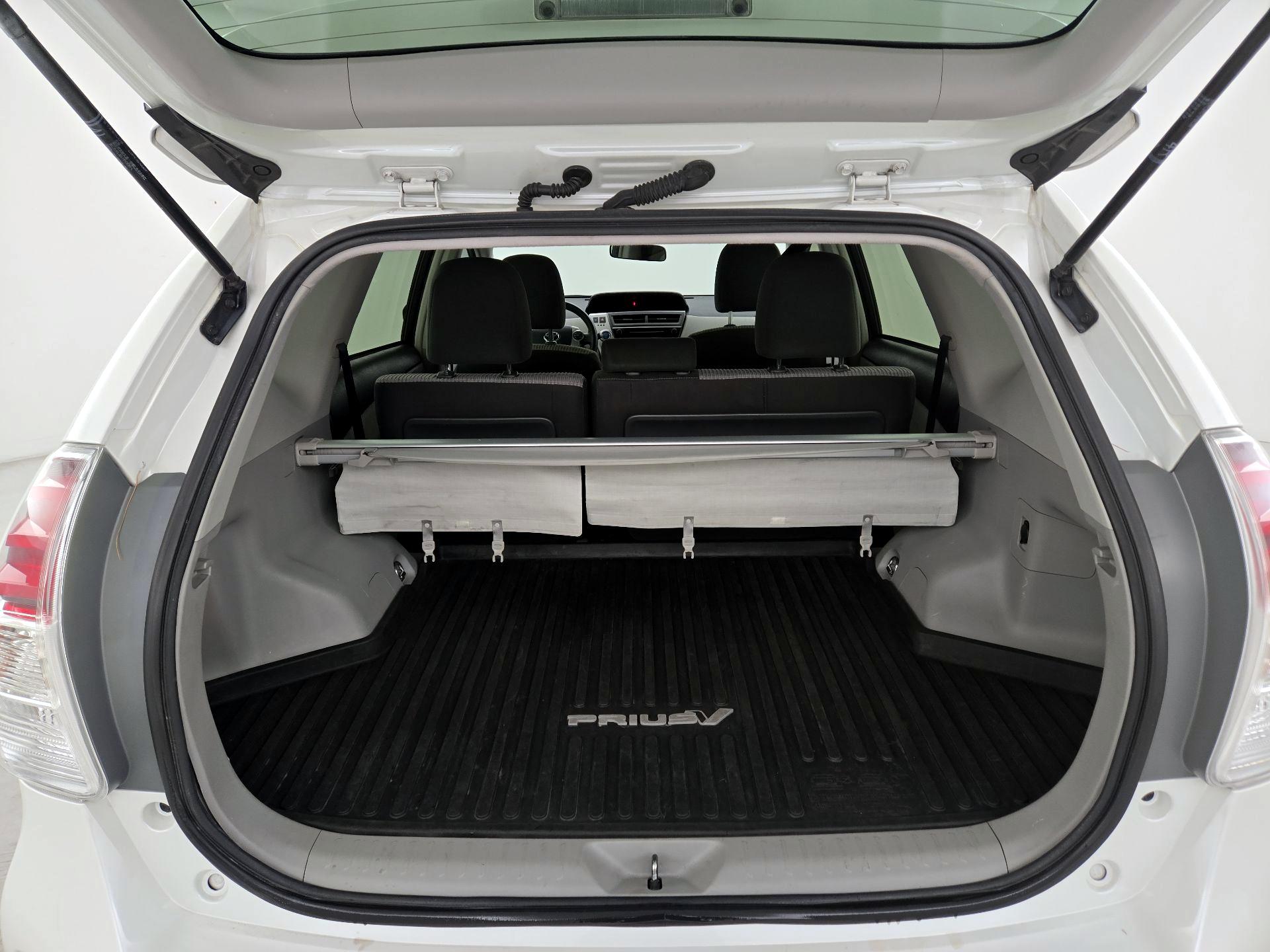 Thumbnail: 2015 Toyota Prius v - 20