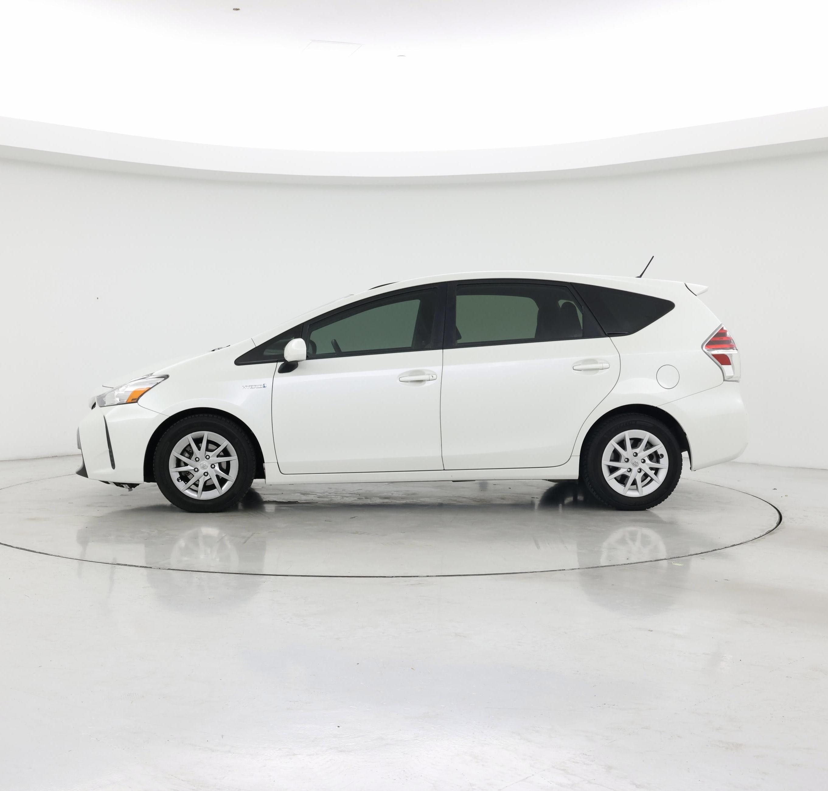 Thumbnail: 2015 Toyota Prius v - 3