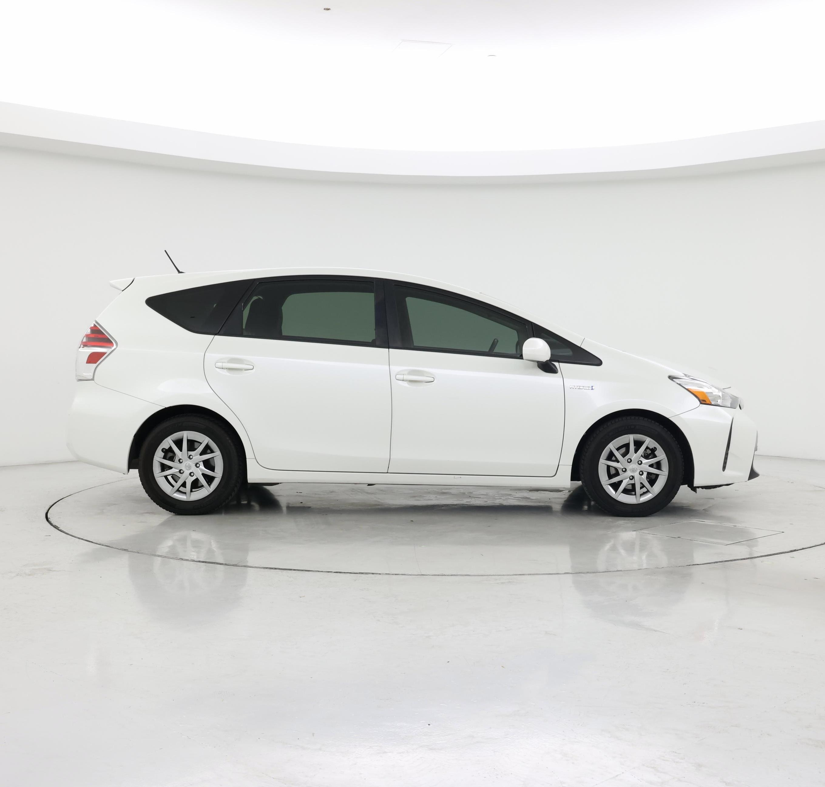 Thumbnail: 2015 Toyota Prius v - 7
