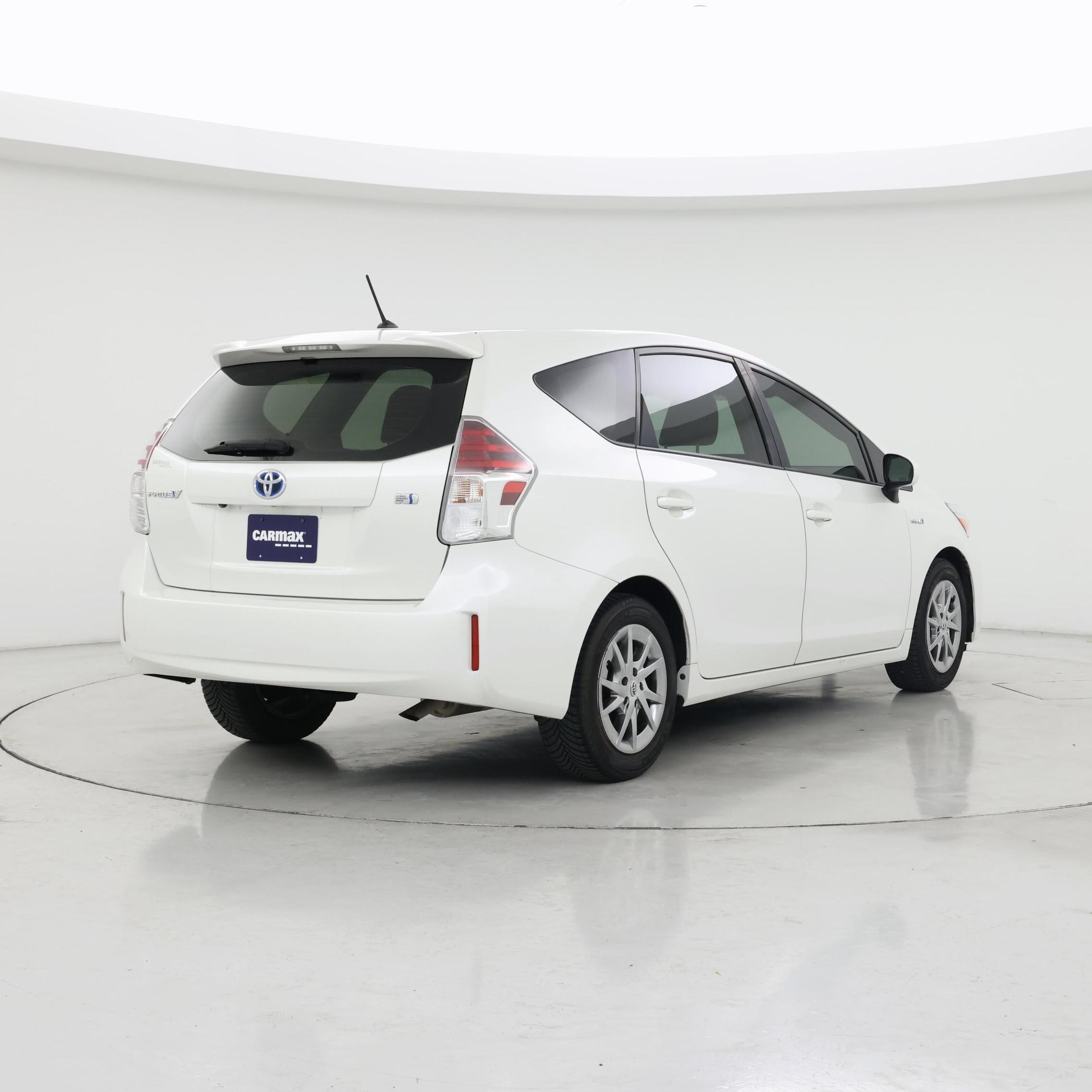 Thumbnail: 2015 Toyota Prius v - 8