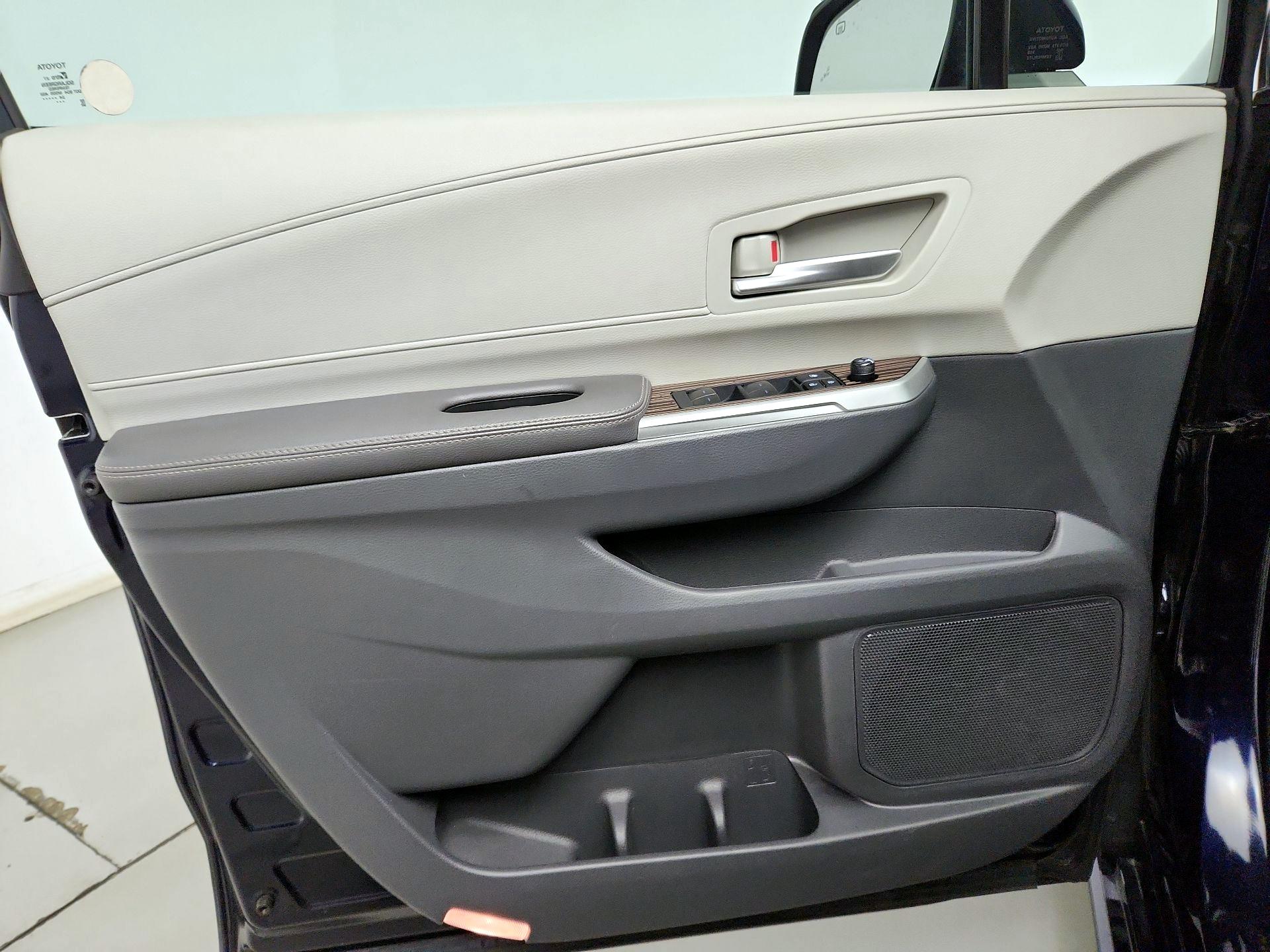 Thumbnail: 2024 Toyota Sienna - 12