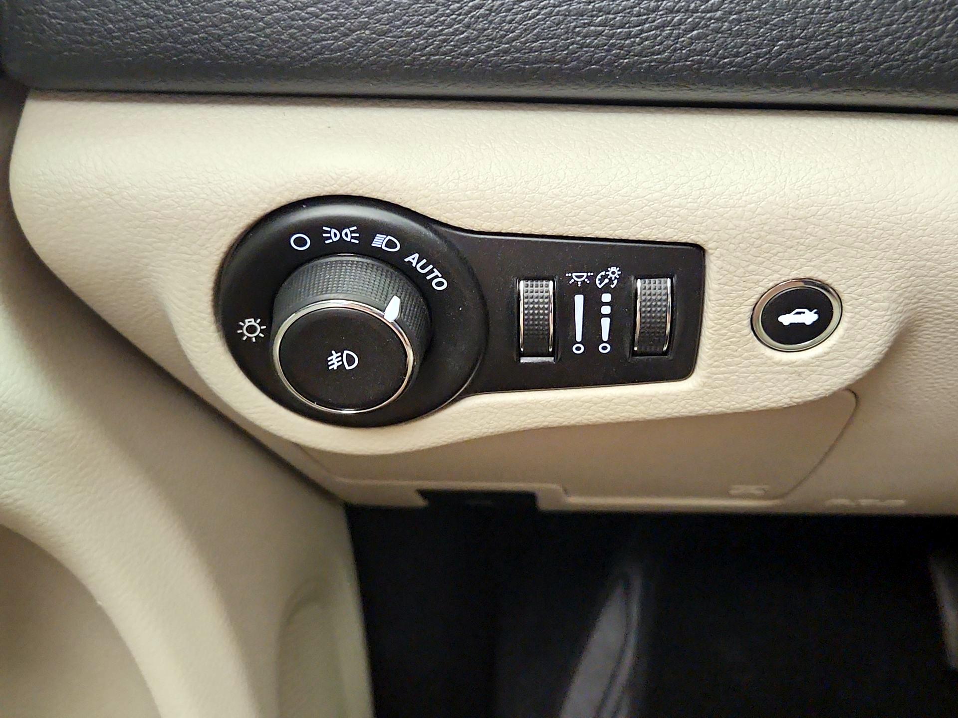 Thumbnail: 2015 Chrysler 200 - 13