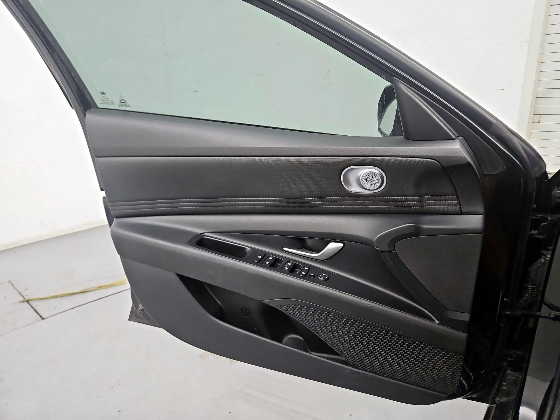 Thumbnail: 2023 Hyundai Elantra - 10