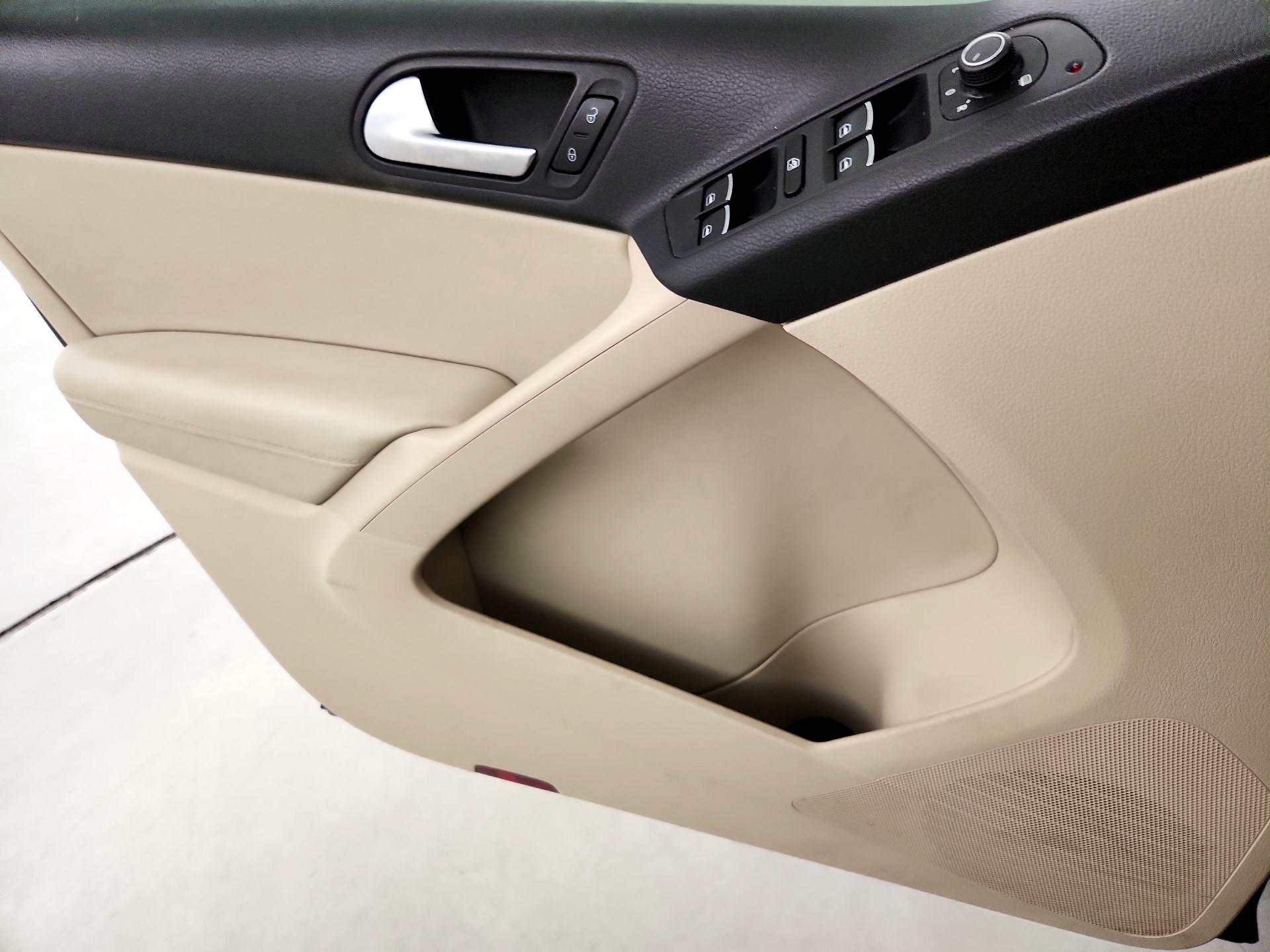 Thumbnail: 2016 Volkswagen Tiguan - 12