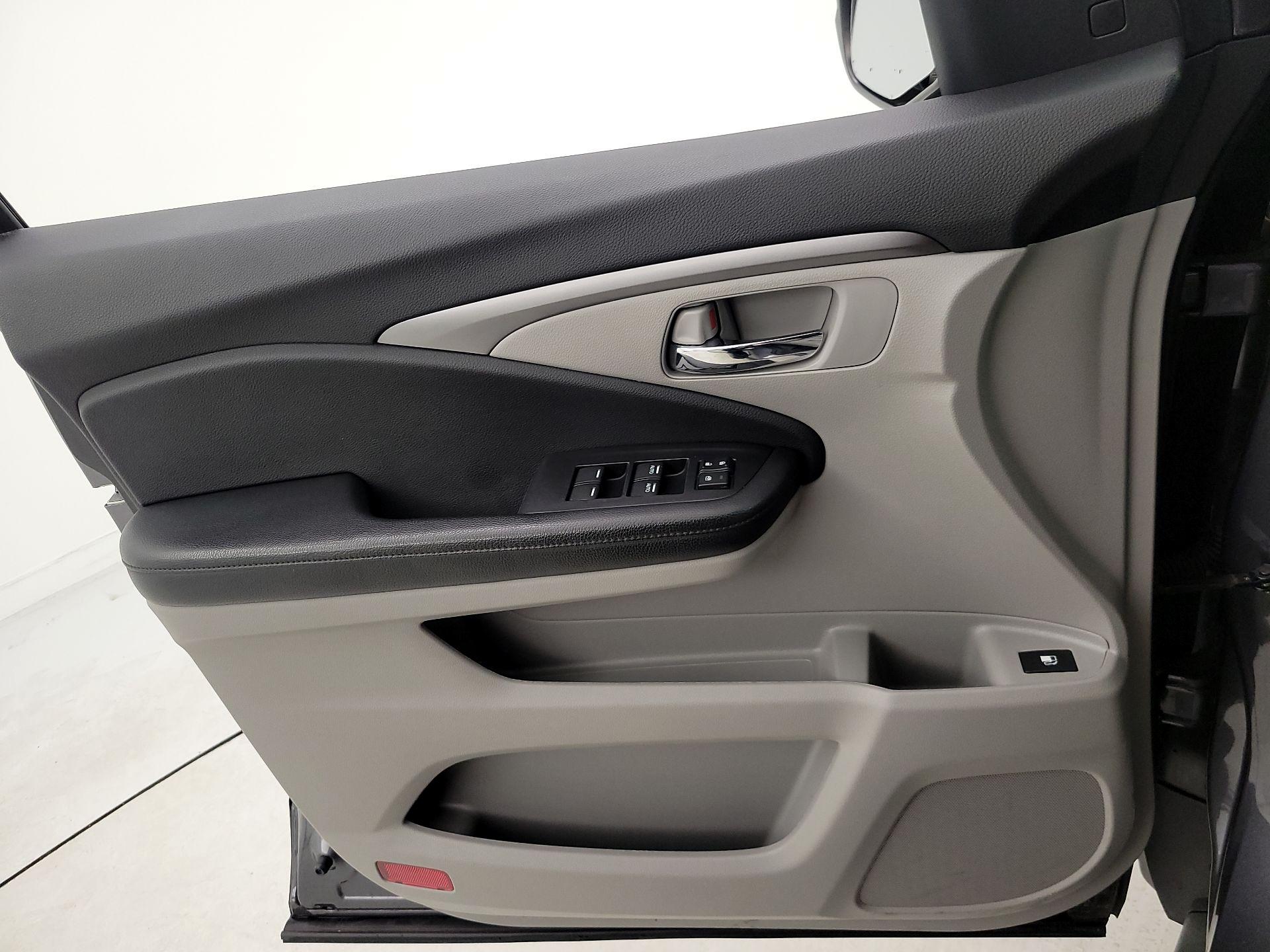 Thumbnail: 2019 Honda Pilot - 12