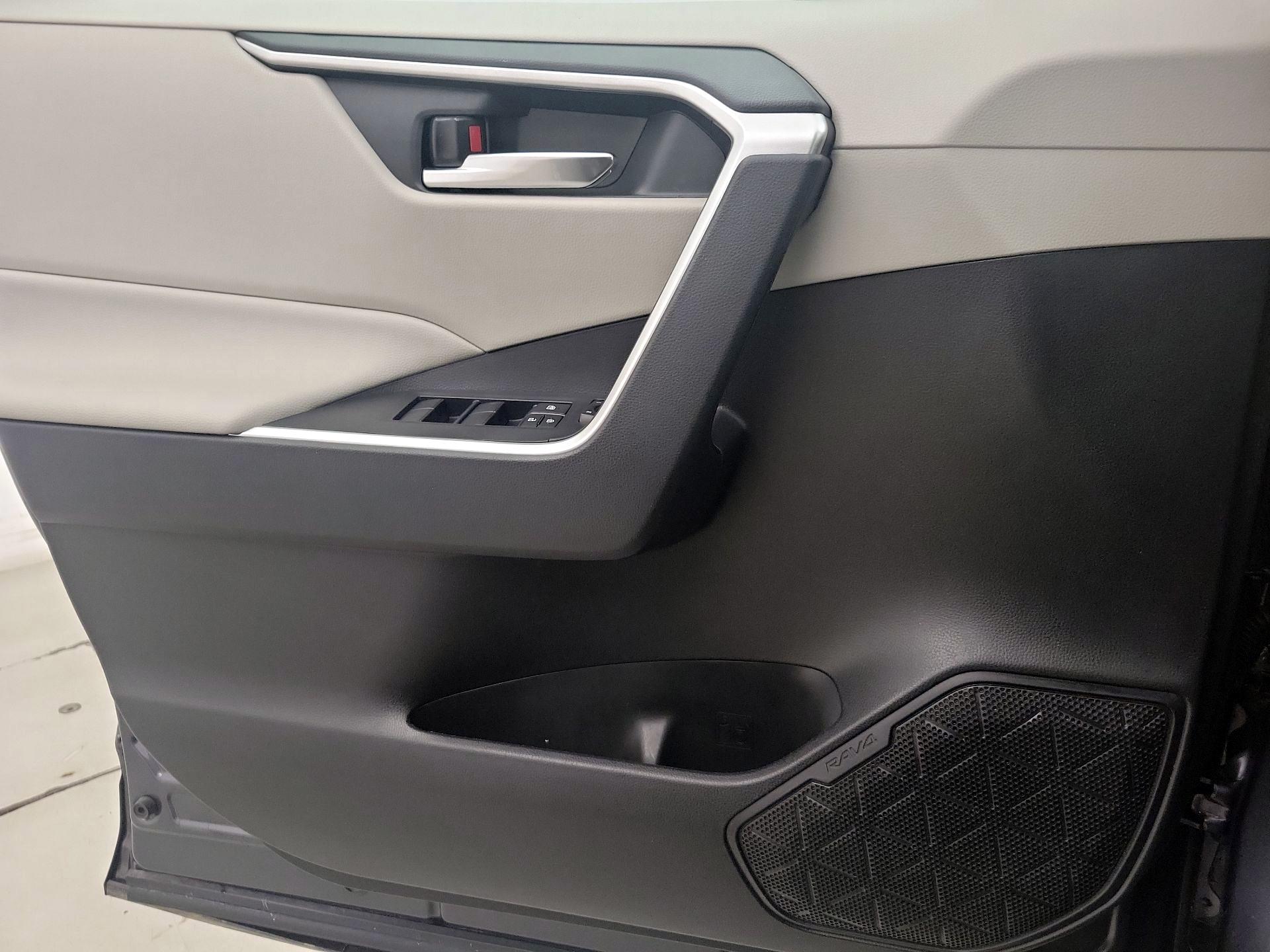 Thumbnail: 2020 Toyota RAV4 - 12