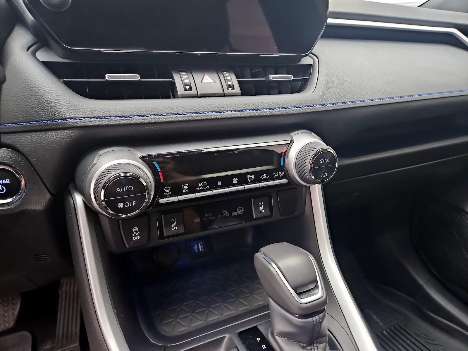 2024 Toyota RAV4 XSE - Photo 17