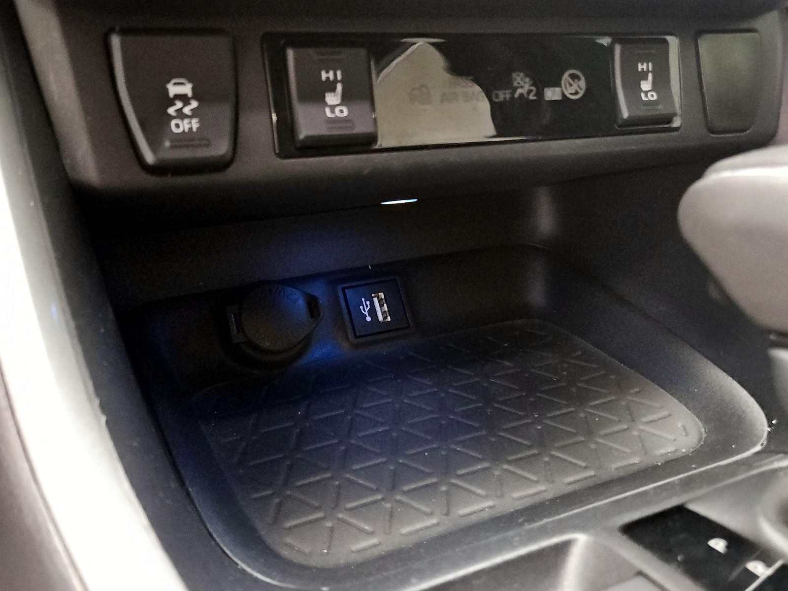 2024 Toyota RAV4 XSE - Photo 19