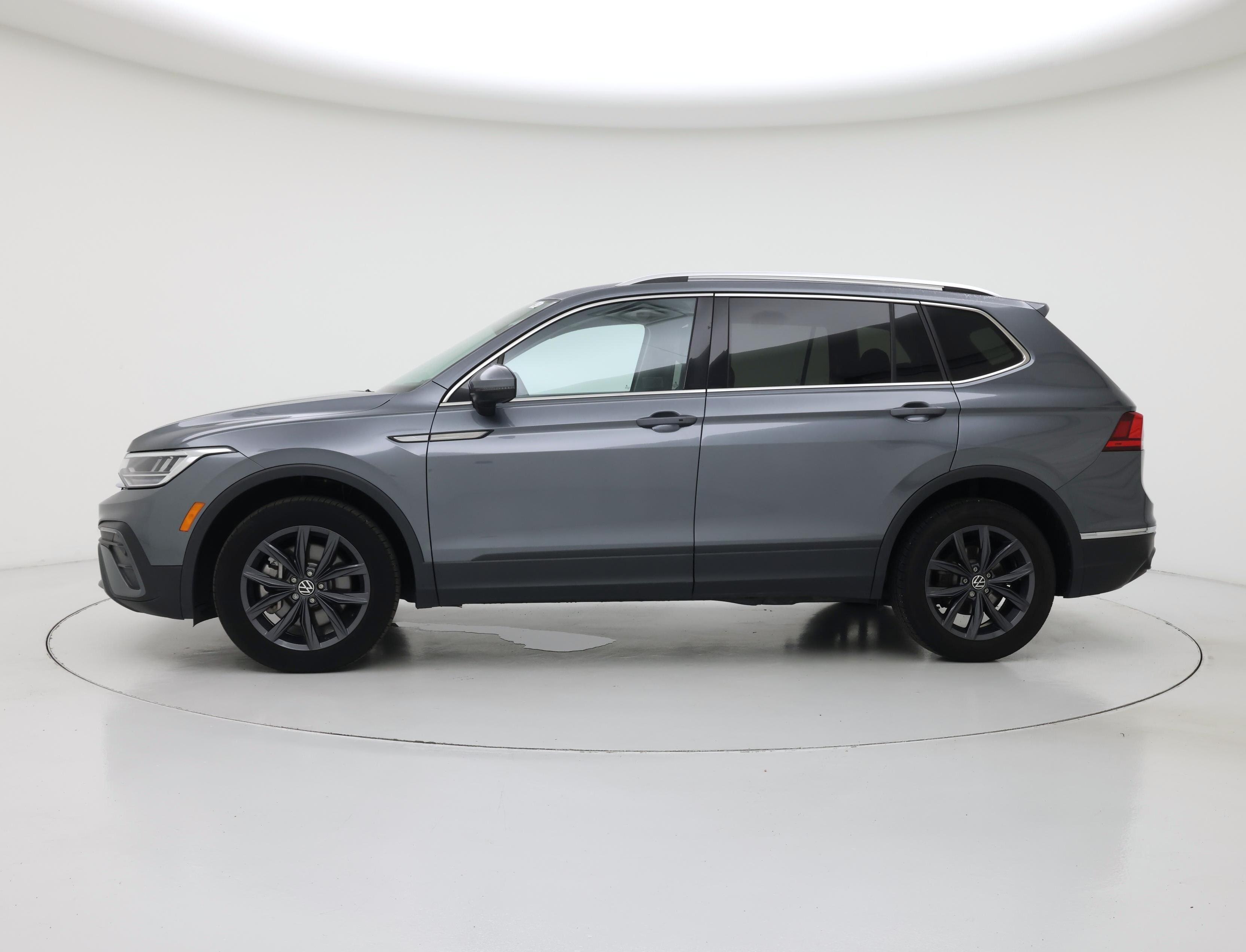 Thumbnail: 2022 Volkswagen Tiguan - 3