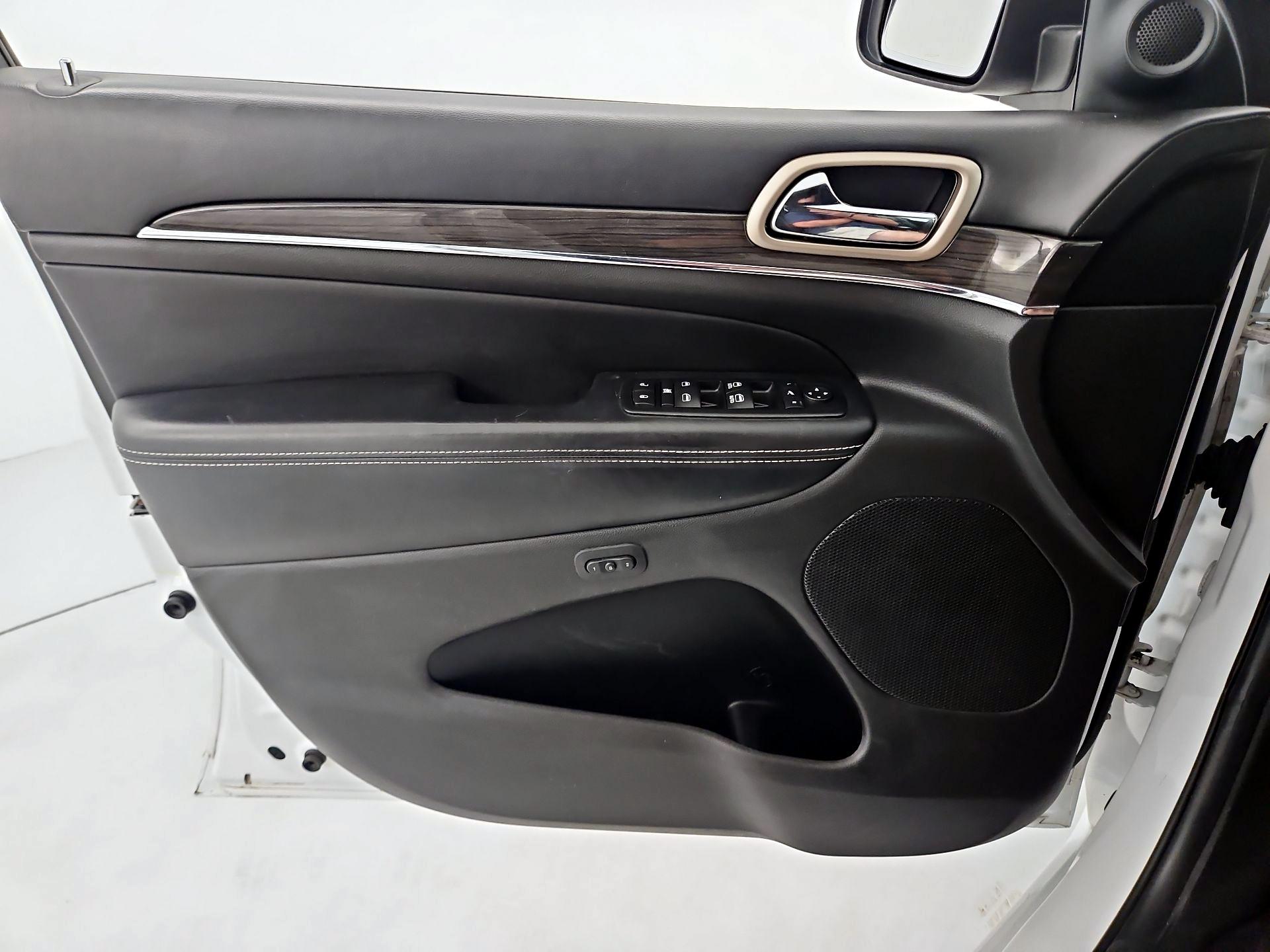 Thumbnail: 2015 Jeep Grand Cherokee - 12
